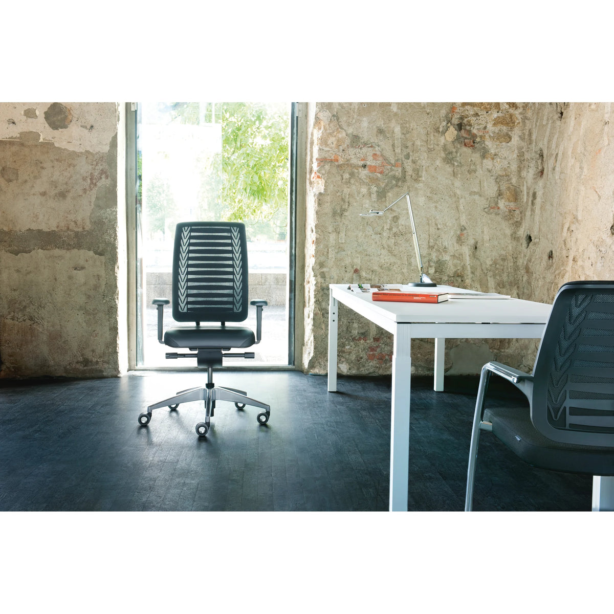 Bürostuhl mit Netzrücken und automatischer Synchronmechanik | Girsberger Reflex 1