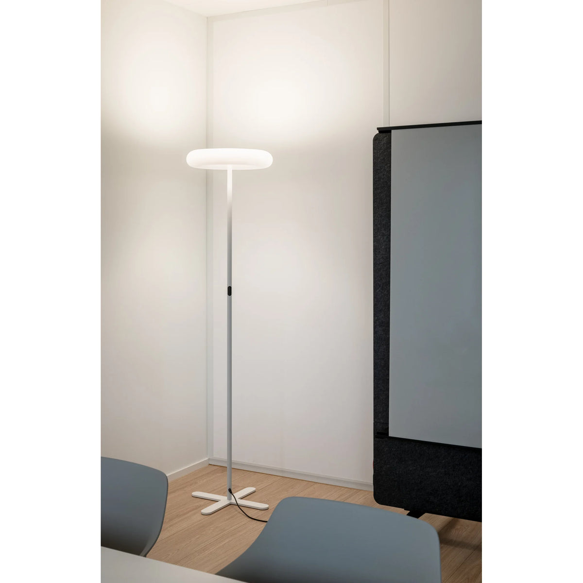 Floor lamp in white with touch dimmer and 4000 K | Oto
