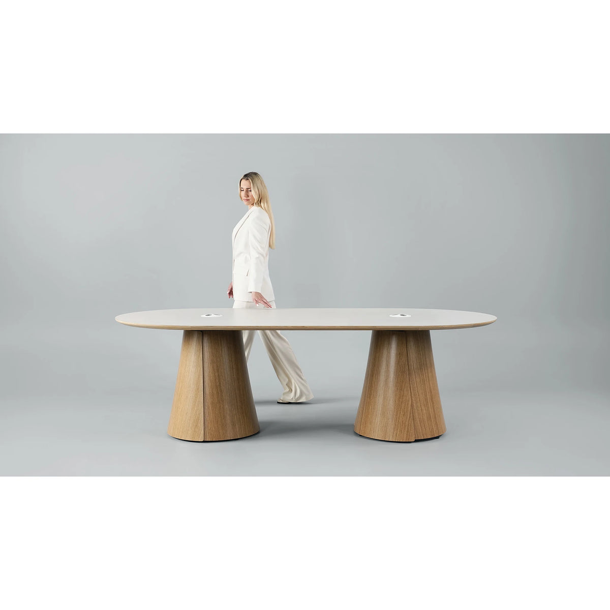 Konferenztisch mit Holzuntergestell | Botany