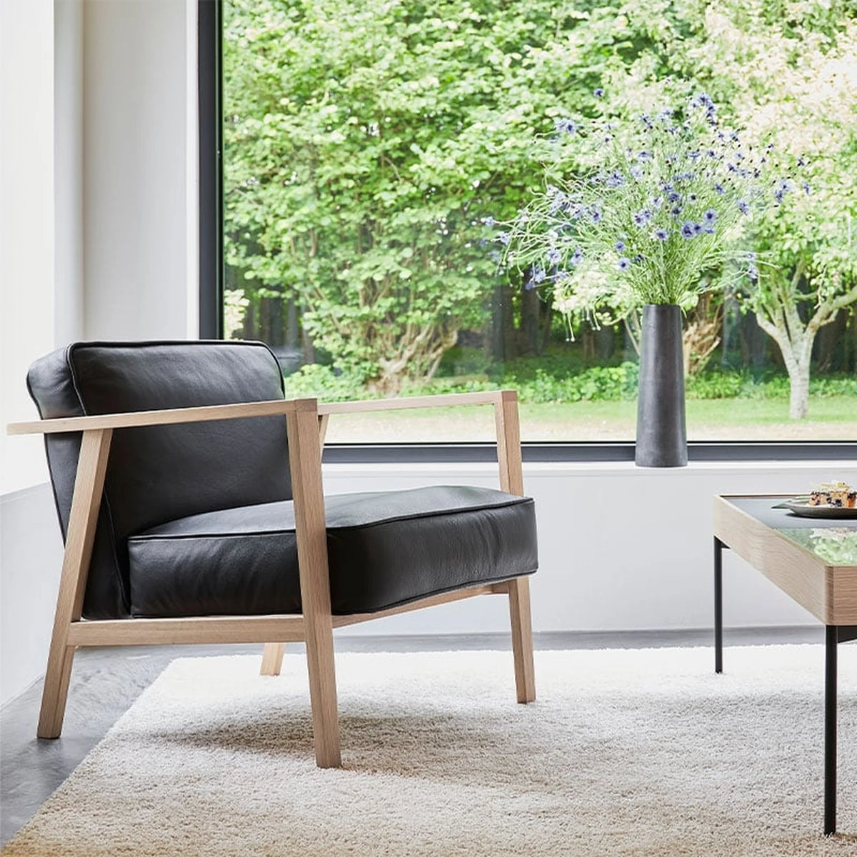 Solid oak lounge chair with Sevilla leather | LC1