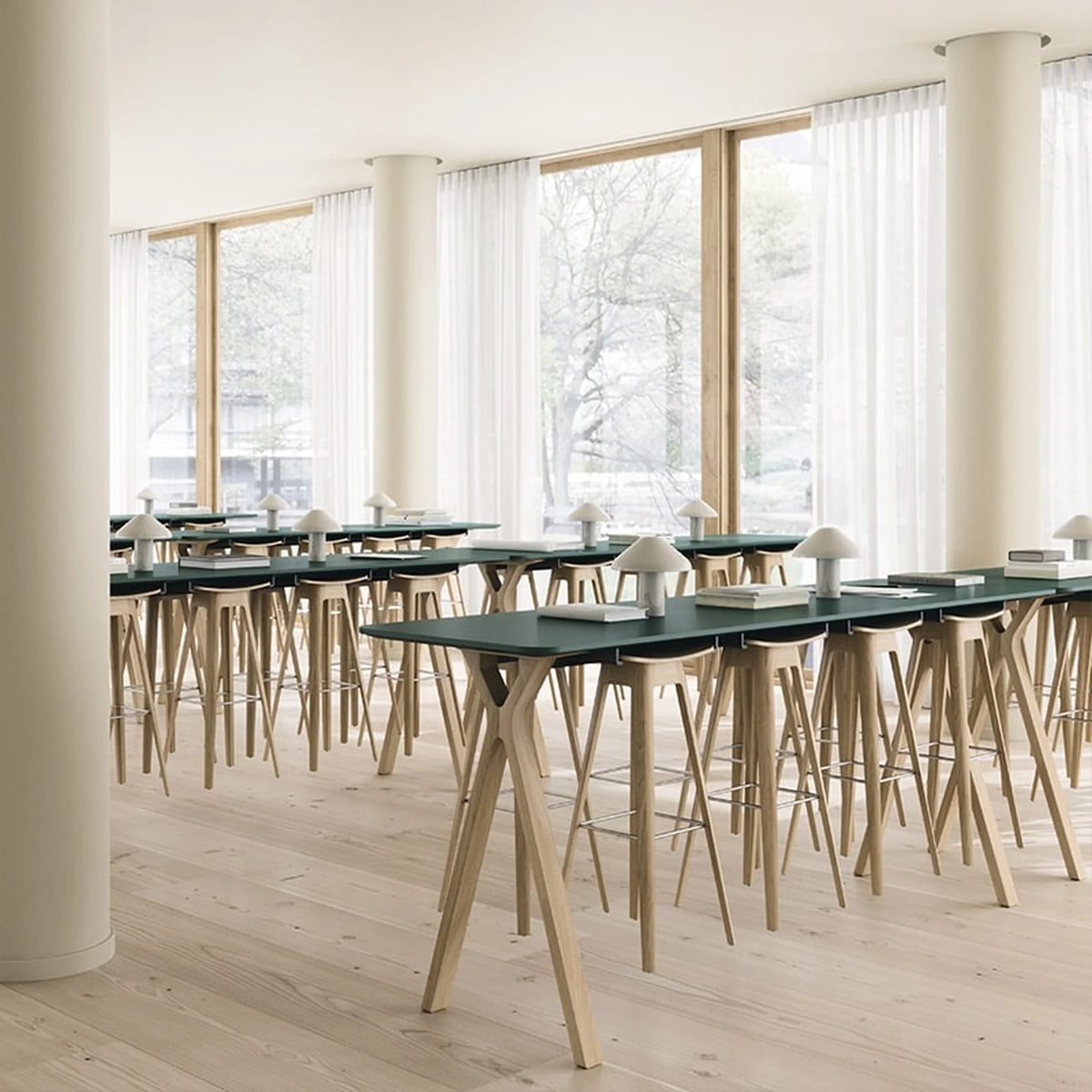 Büro Stehtisch in zwei Höhen mit Eichegestell | Space high table
