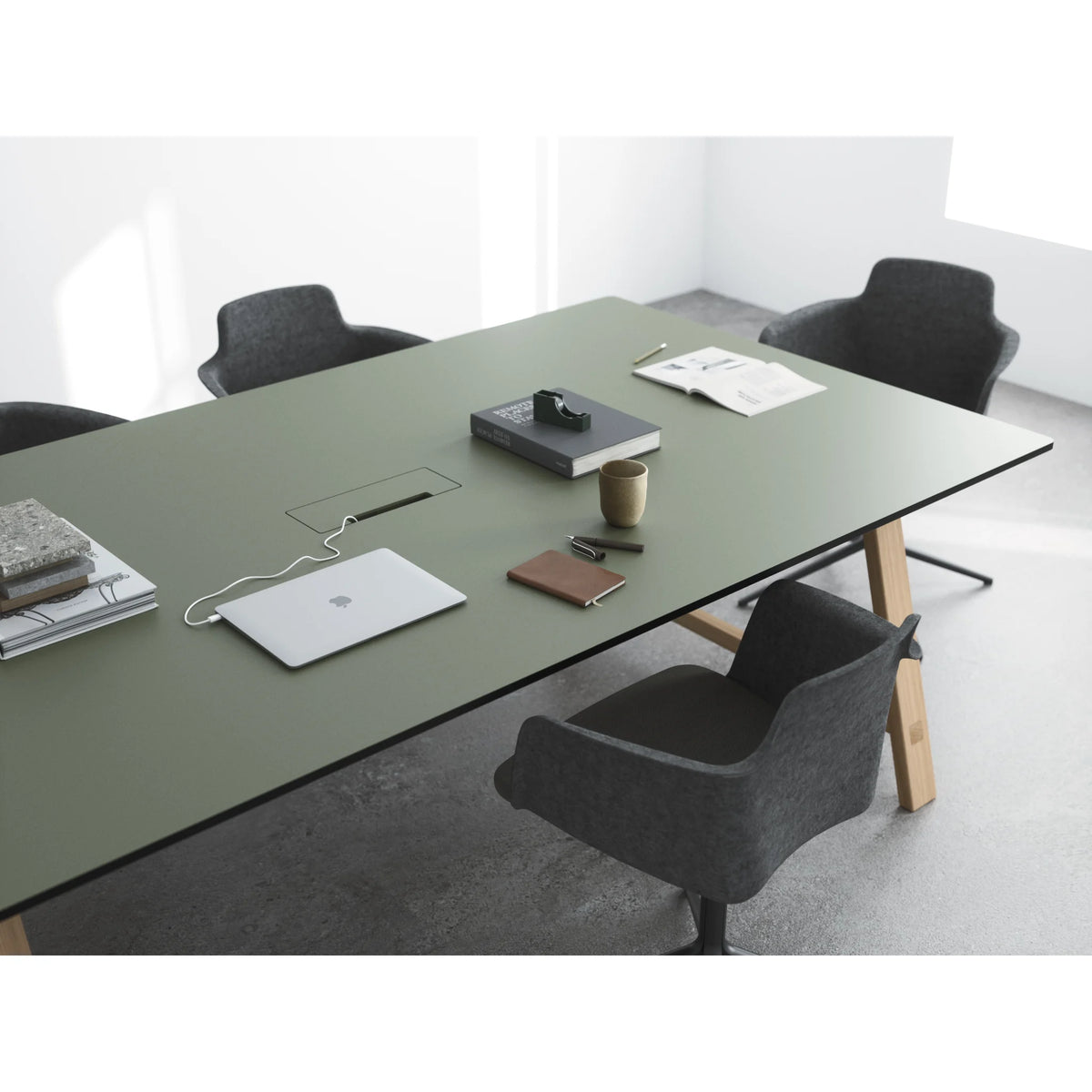 Conference table with a variety of dimensions and a solid wood frame | T1
