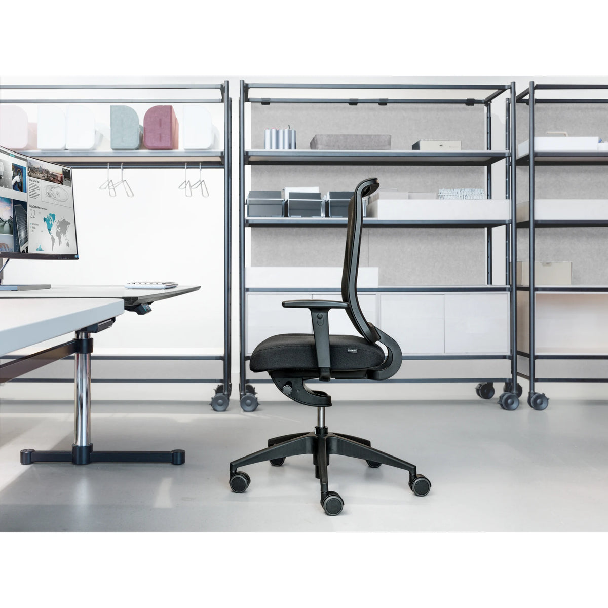 Bürostuhl mit Netzrücken und automatischer Synchronmechanik | Girsberger Reflex 1