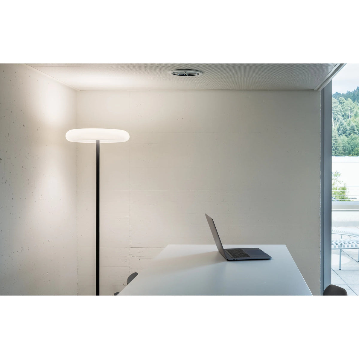 Floor lamp in white with touch dimmer and 4000 K | Oto