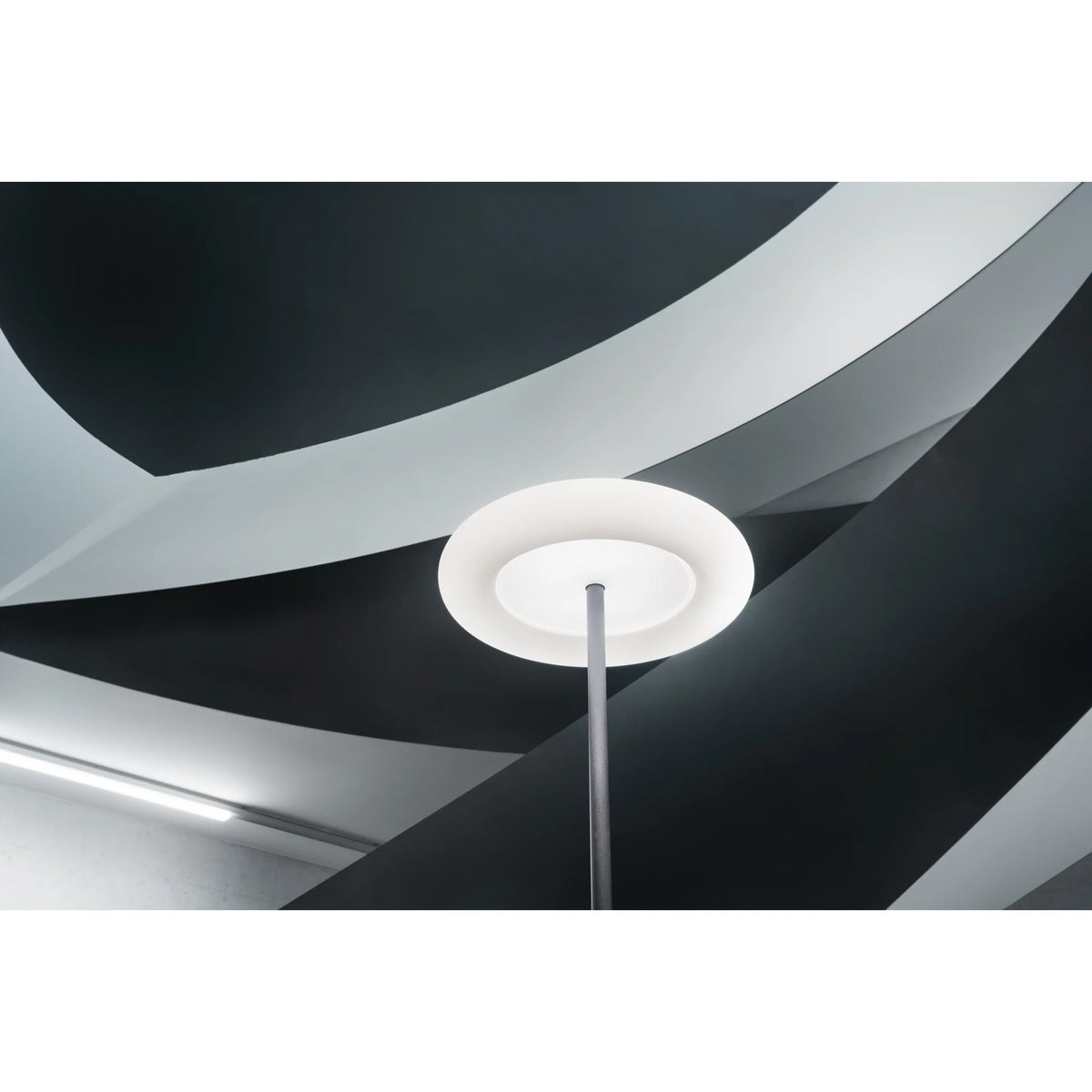 Floor lamp in black with 4000 K and direct light | Oto