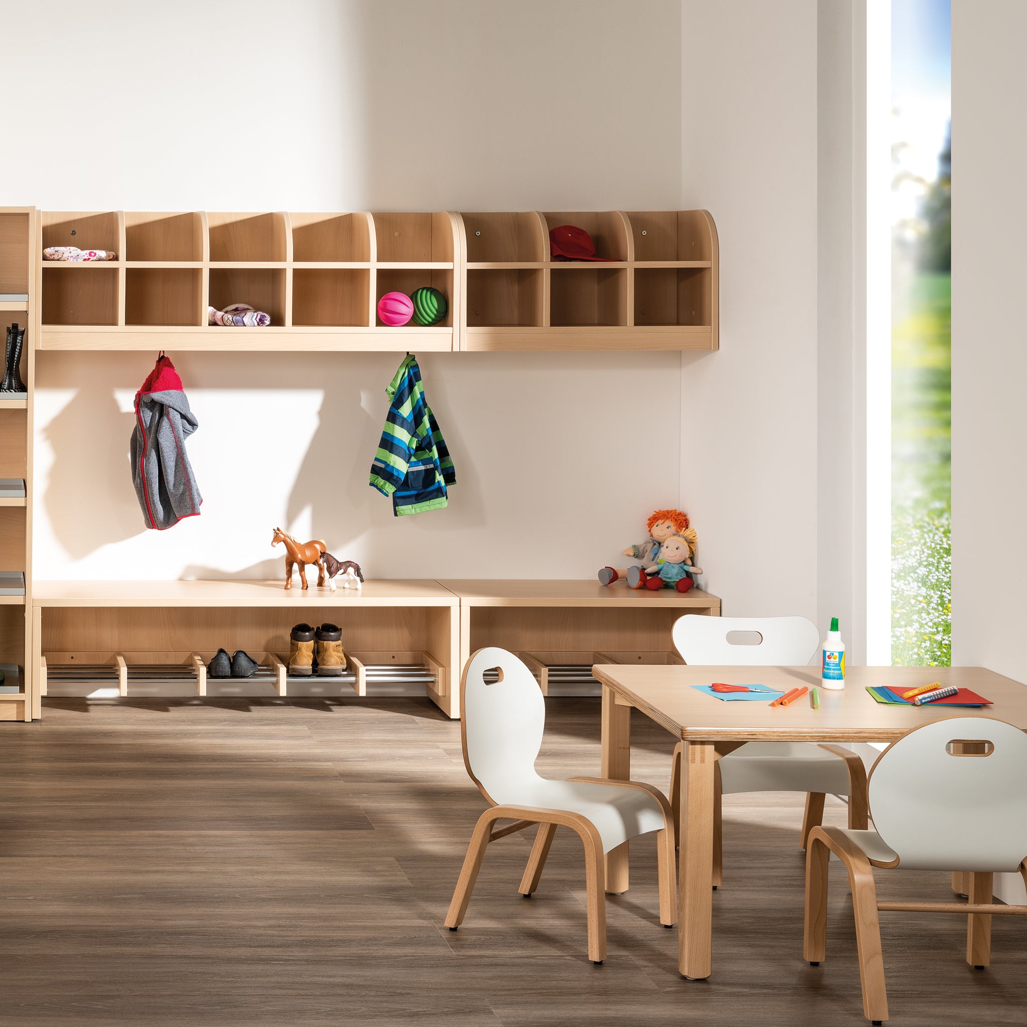 Holzgarderobe Kindergarten mit Schuhablage und Sitzbank