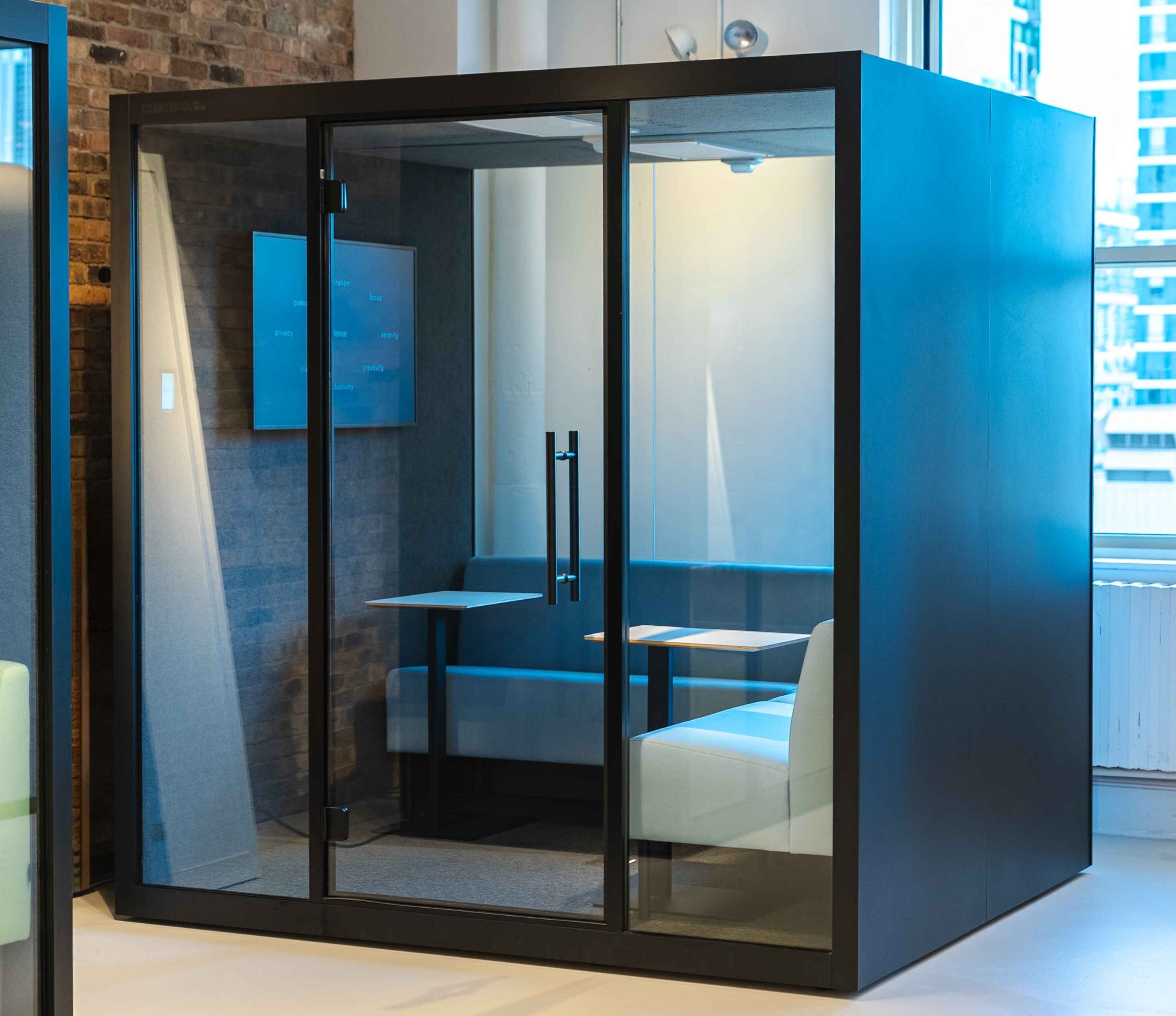Chatbox Quattro Akustikbox mit stilvollem Design und grosser Glasfront – moderne Schallschutzkabine fuer Meetings und kreative Zusammenarbeit im Buero