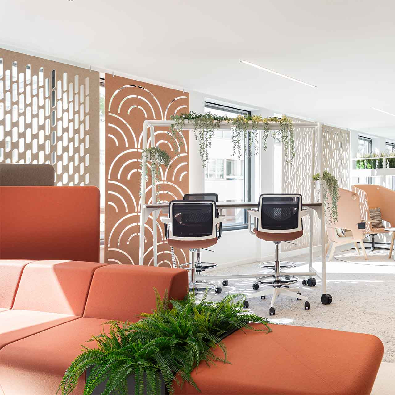 Flexibler Akustikvorhang für Büros und Schulen.