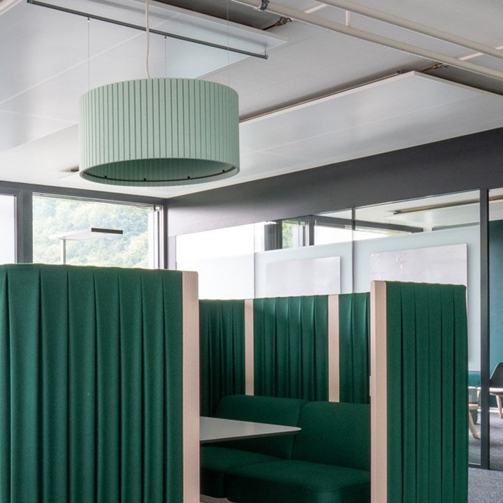 Akustische Pendelleuchte für Konferenzraum