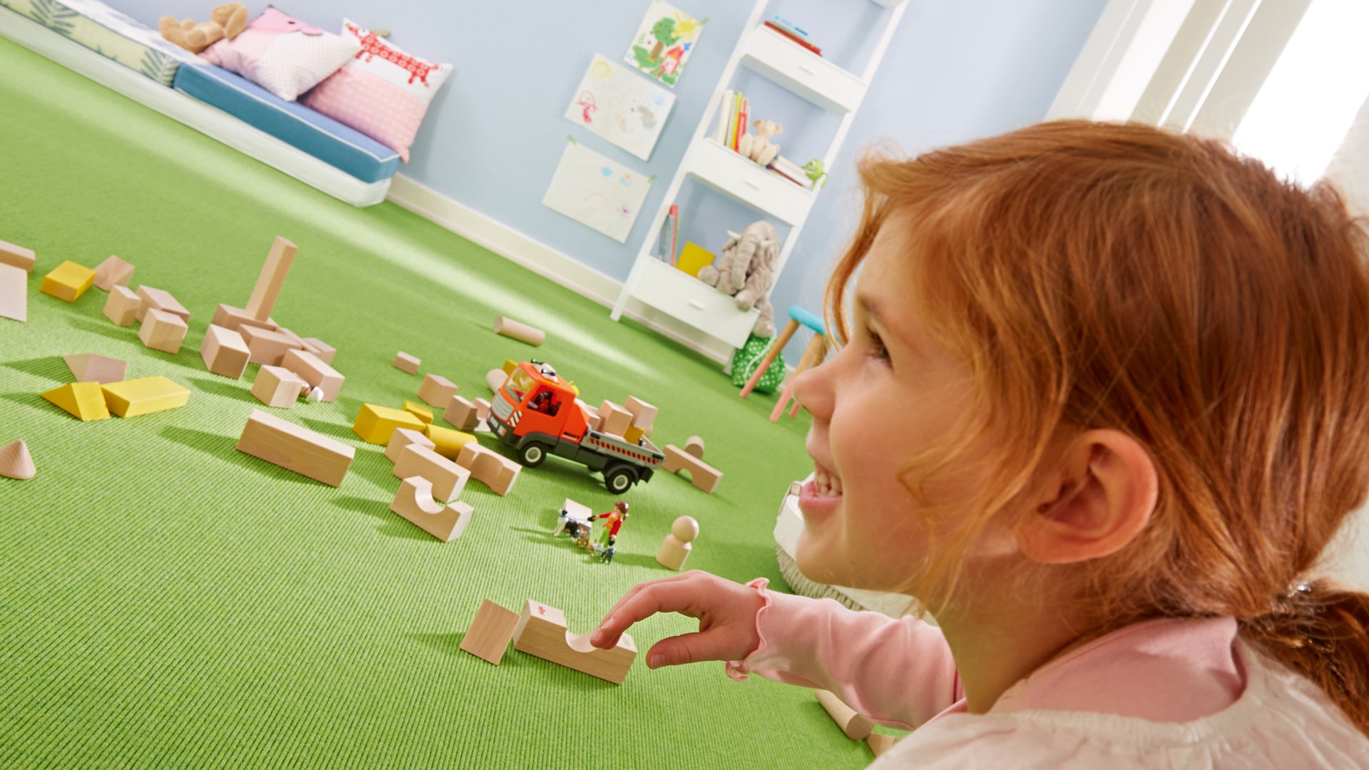 Pflegeleichter Interland-Teppich mit rutschfester Unterseite, geeignet für alle Bodenarten.