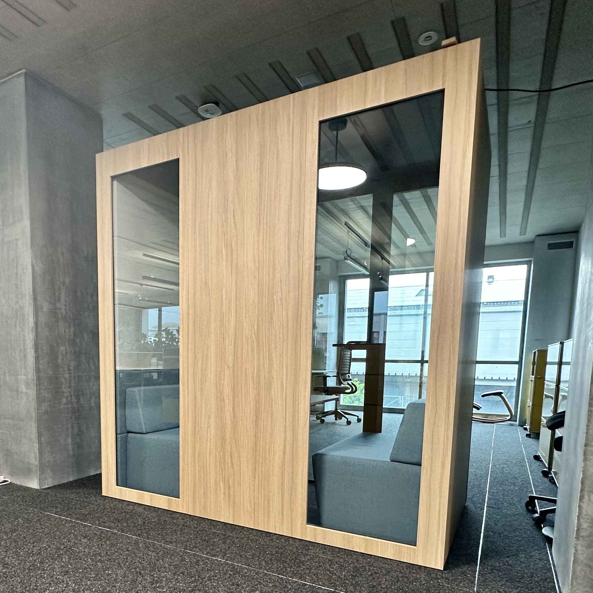 Silent Room M Besprechungsbox mit moderner Innenausstattung, LED-Beleuchtung und Glasfront – akustisch optimierter Meetingraum fuer konzentriertes Arbeiten im offenen Buero