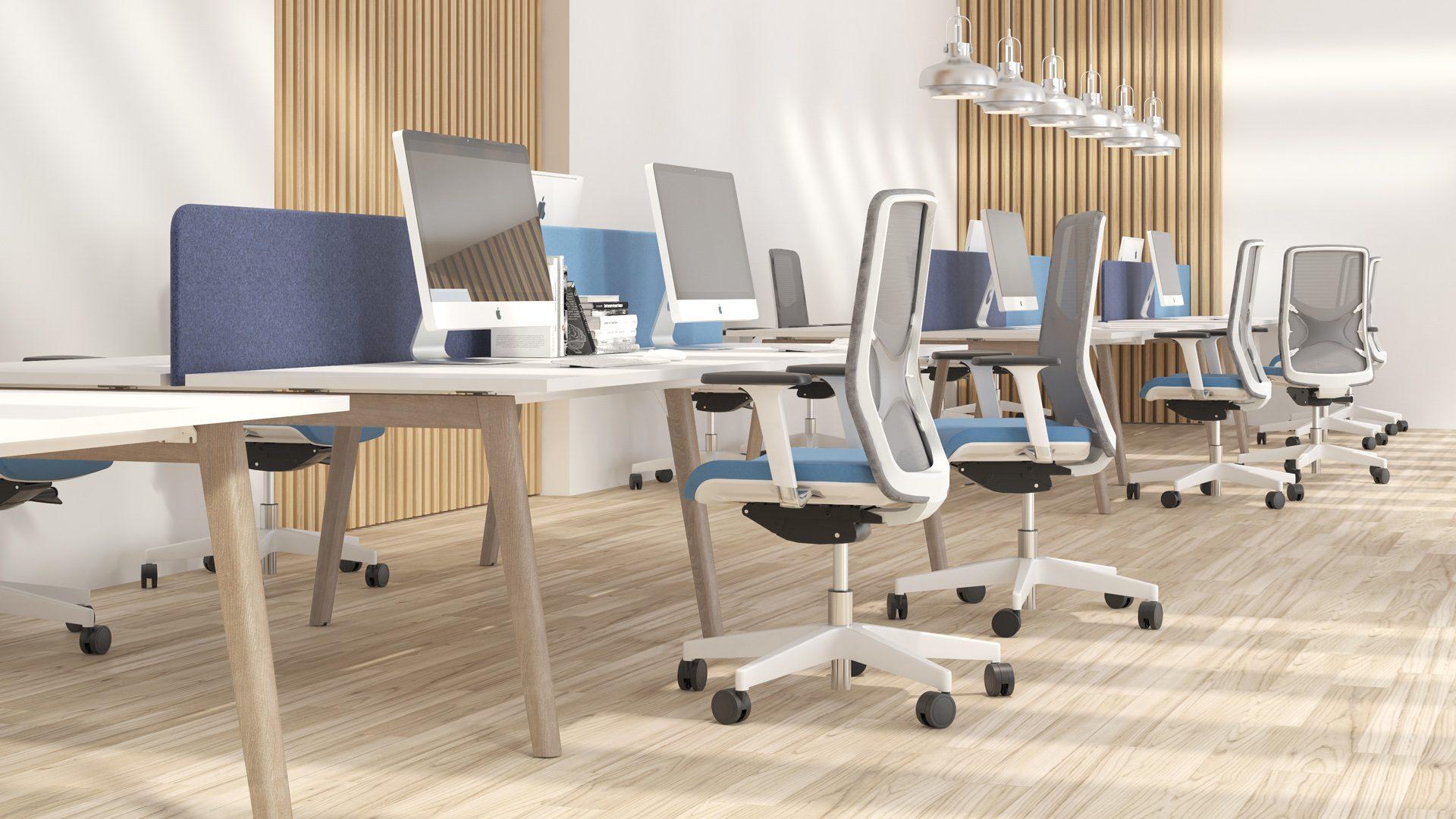 Bürotische in einer Reihe mit Trennwände
