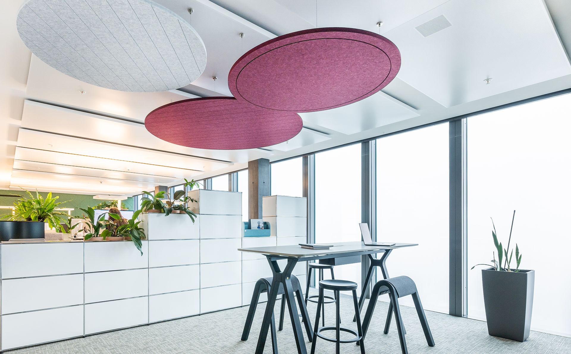 Deckenpanel Round in Konferenzraum montiert