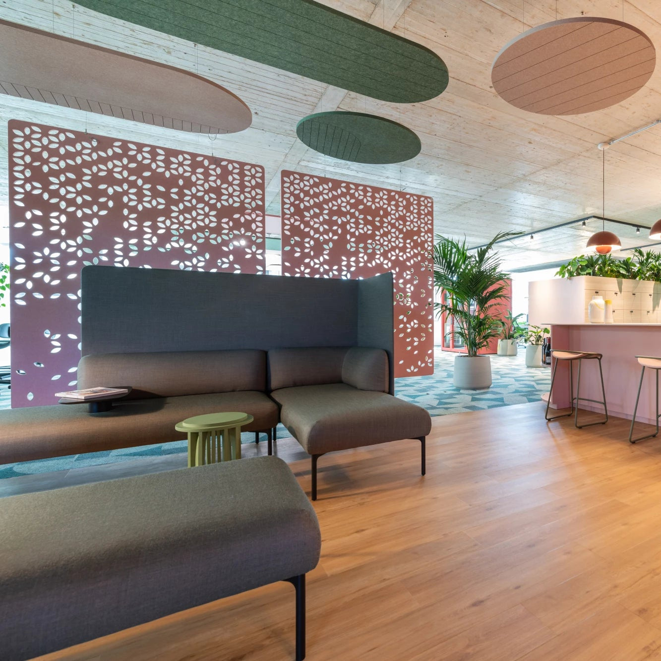 Deckenpanel zur Schallabsorption in Schule