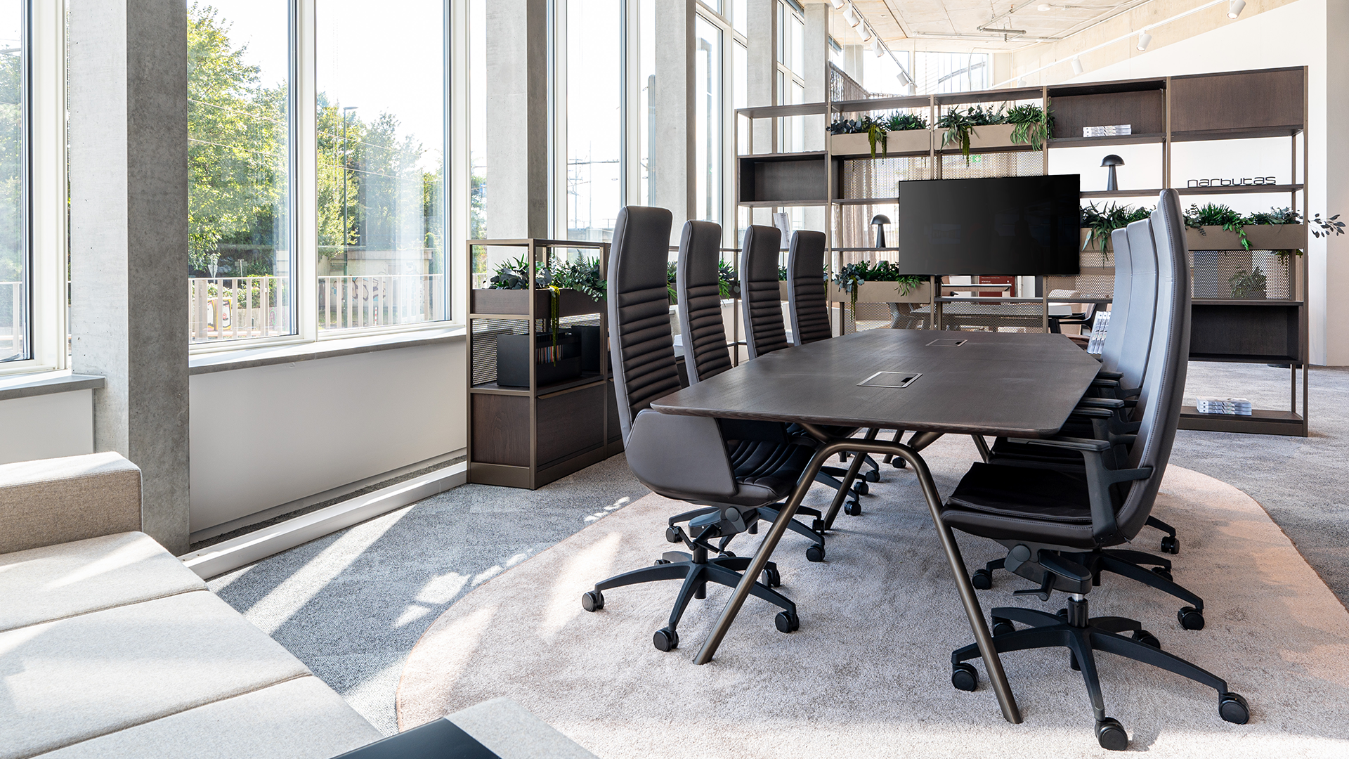 Moderner Showroom in Düsseldorf mit stilvollen Bueromoebeln, darunter ergonomische Stuehle, elegante Schreibtische und innovative Aufbewahrungssysteme, in einem lichtdurchfluteten Ambiente, praesentiert von Kibemo