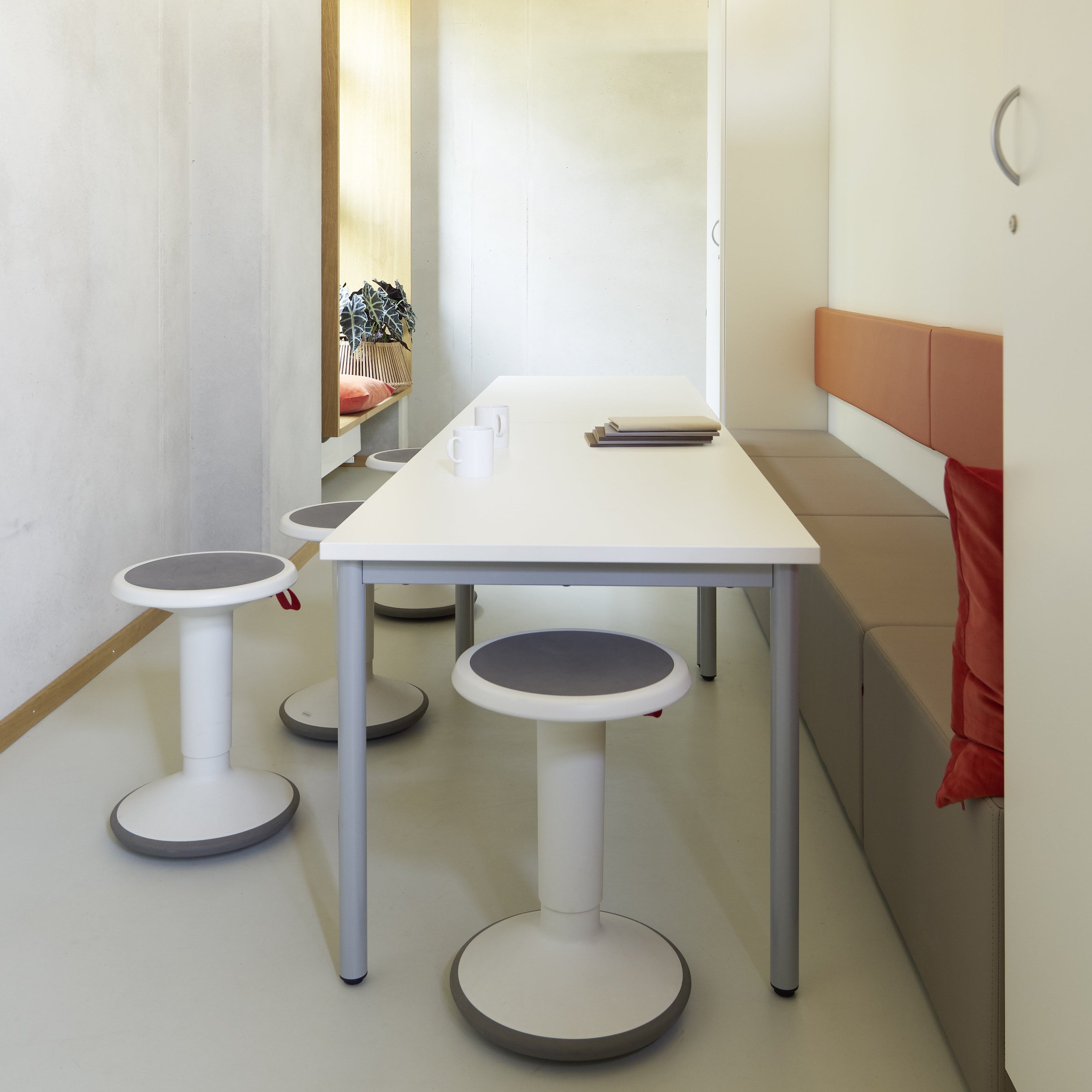 Höhenverstellbarer Aktivhocker Schule