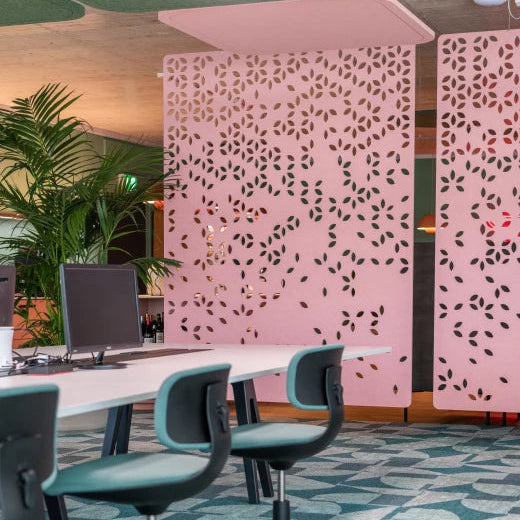 Hängender Raumtrenner Impact Acoustic im Büro