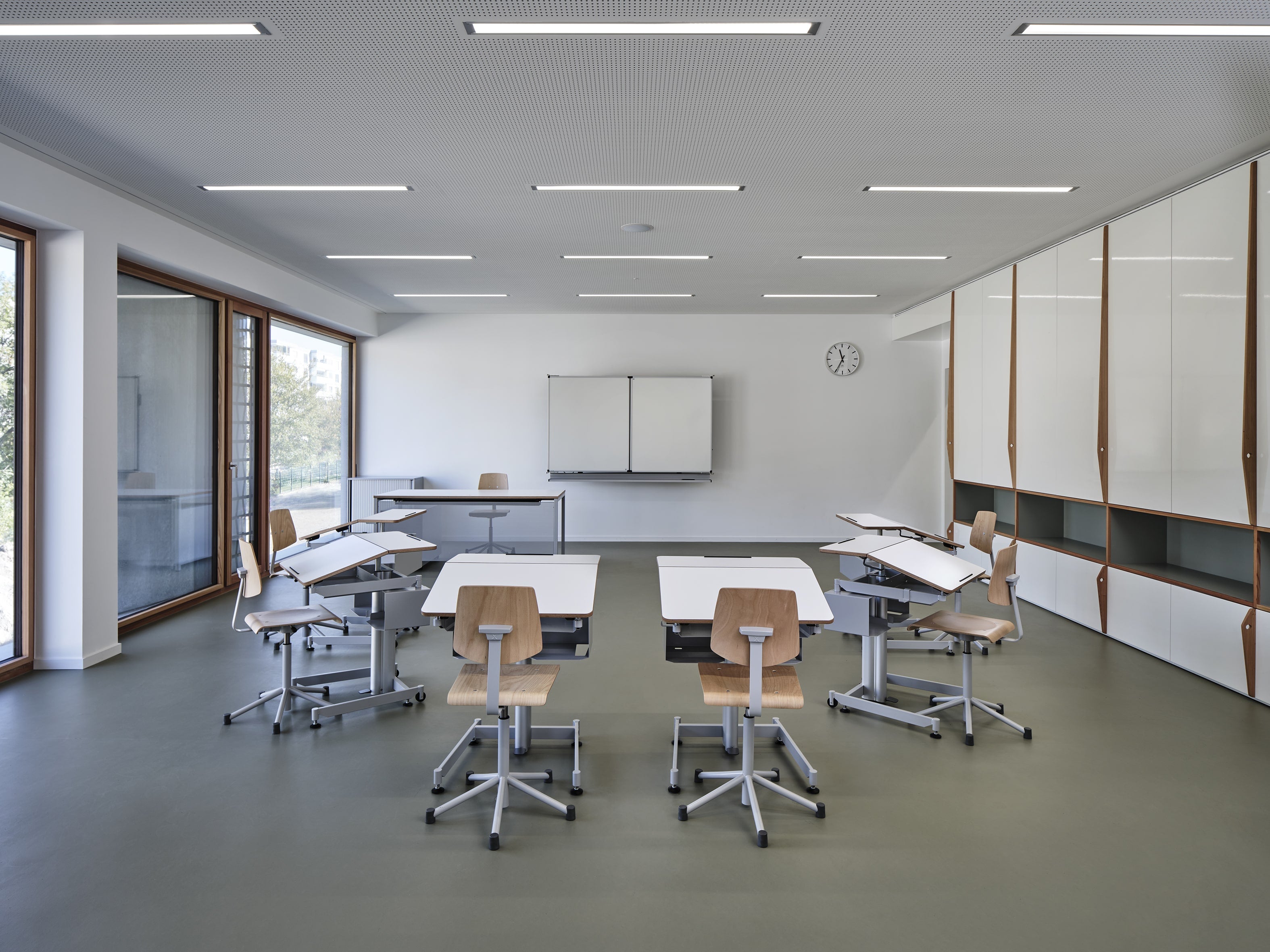 Moderne Schulmöbel mit ergonomischen Stühlen und funktionalen Tischen, gestaltet für Komfort und Langlebigkeit in Bildungsumgebungen, präsentiert von Kibemo