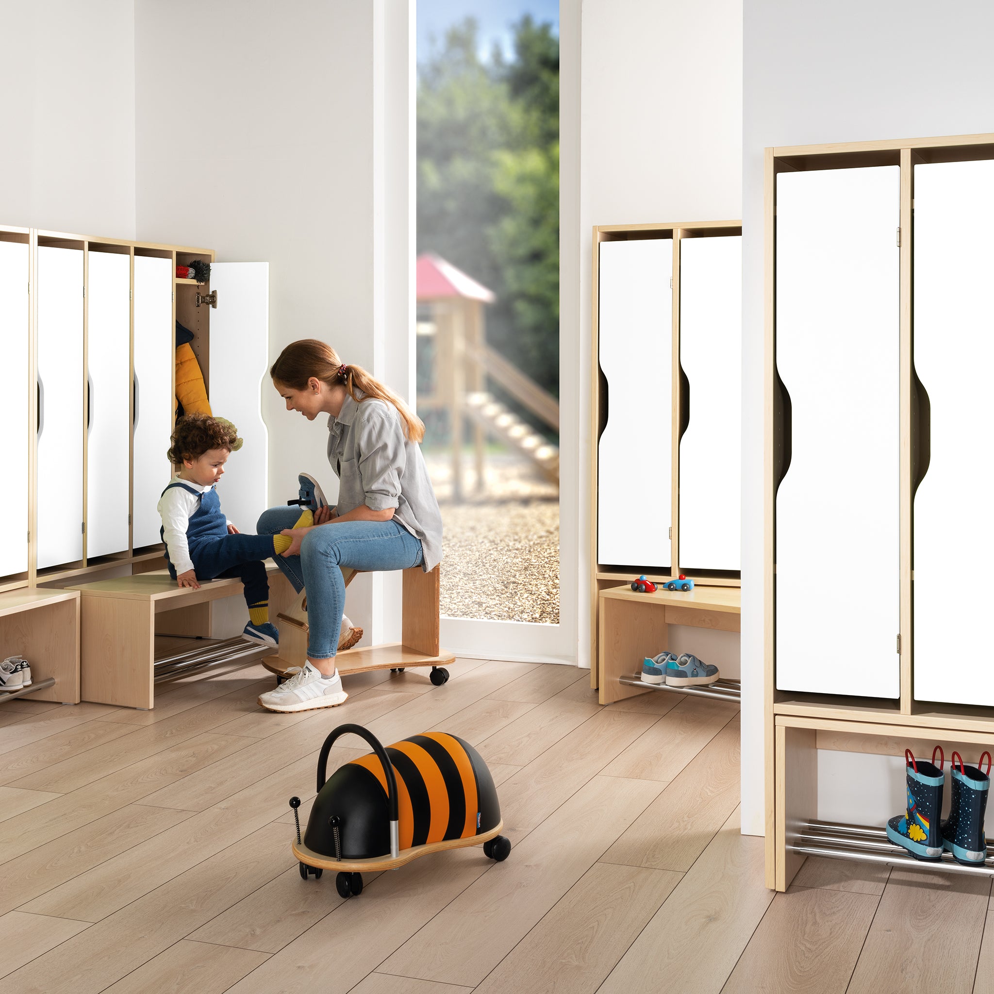 Kindergarderobe mit Türen und Schuhablage