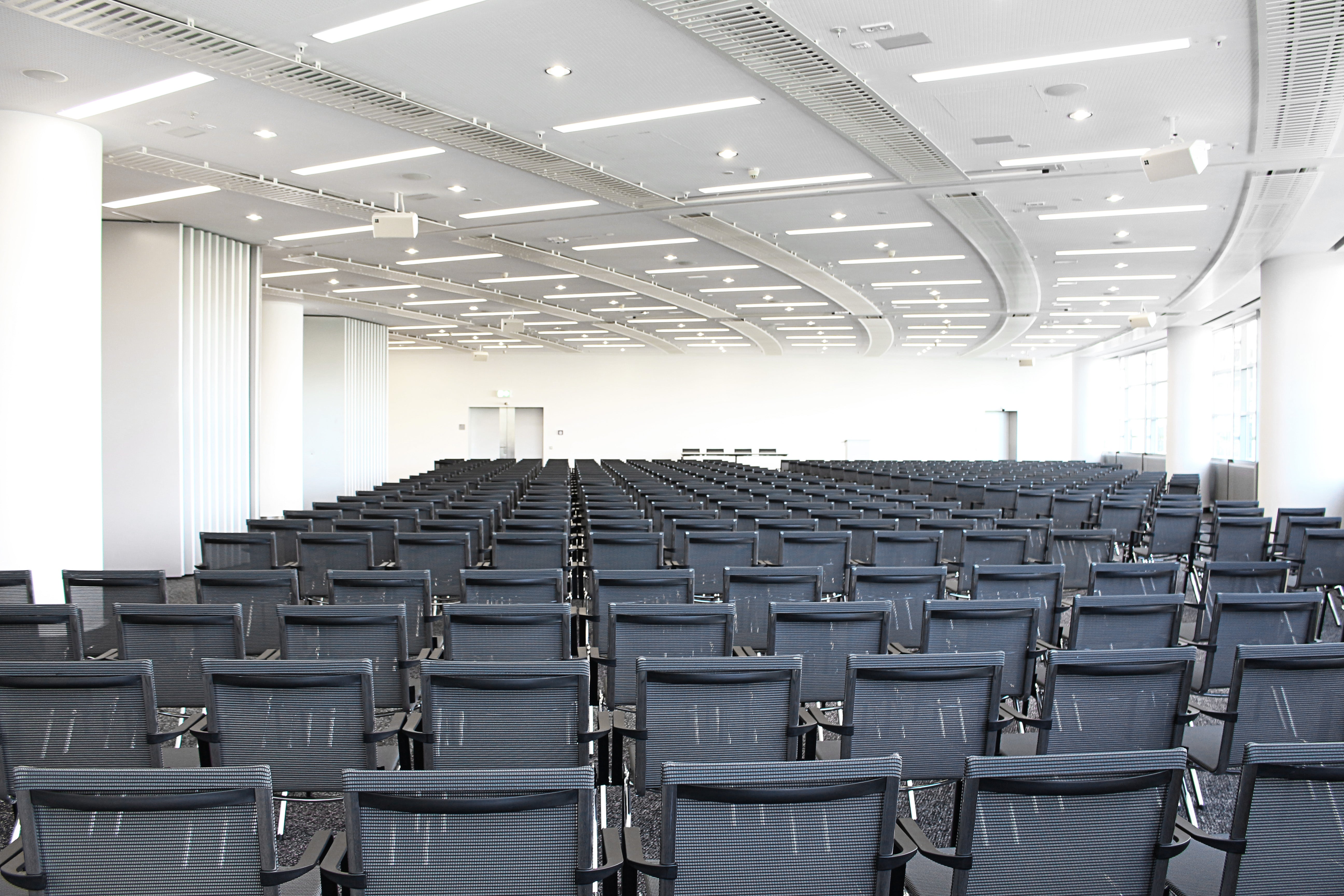 Konferenzstuhl – Komfort und Design für moderne Konferenzräume