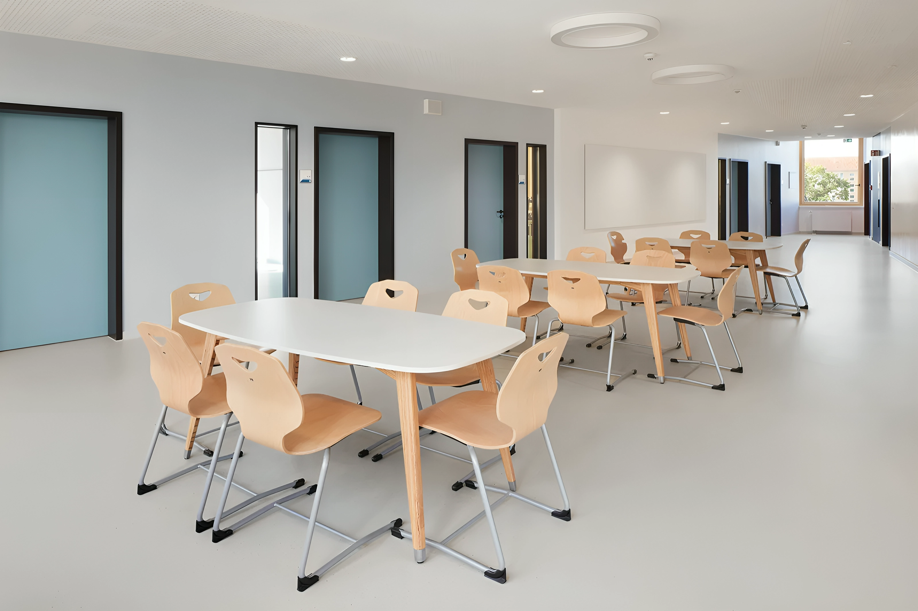 Mehrzweckstuhl Schule mit bequemer Holzschale | Postura