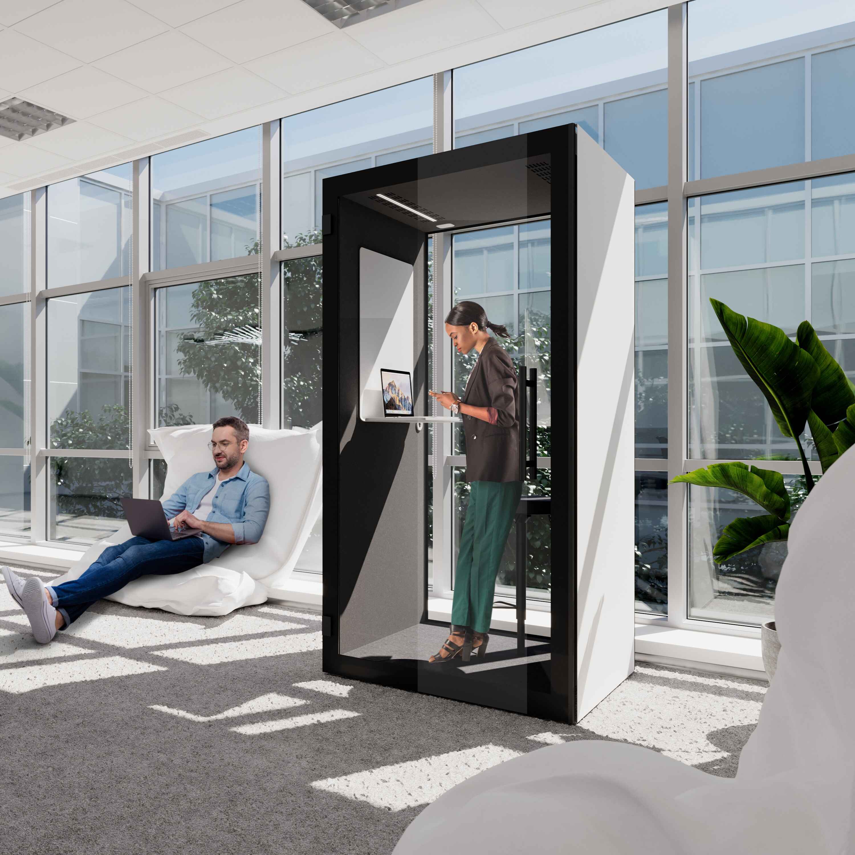 Seitenansicht der Chatbox Solo Phone Box mit lichtdurchfluteter Glasflaeche und akustischer Daemmung – ideale Einzelarbeitskabine fuer Grossraumbueros und offene Arbeitsbereiche