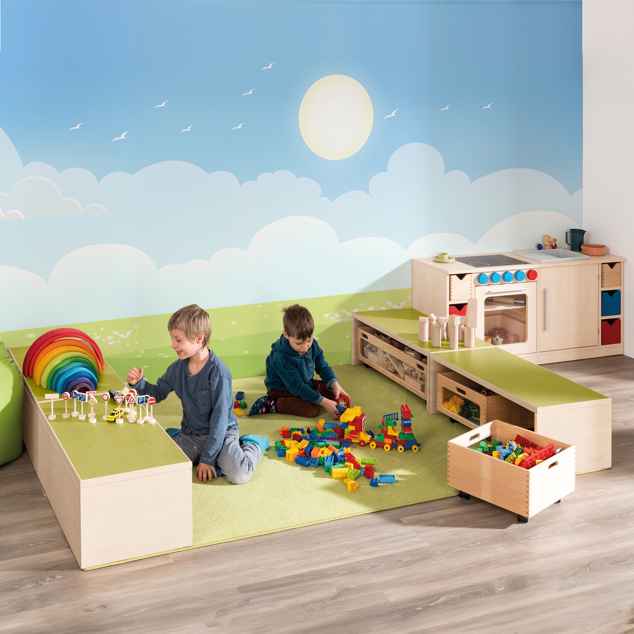 Kindergarten Podest mit Rollkästen