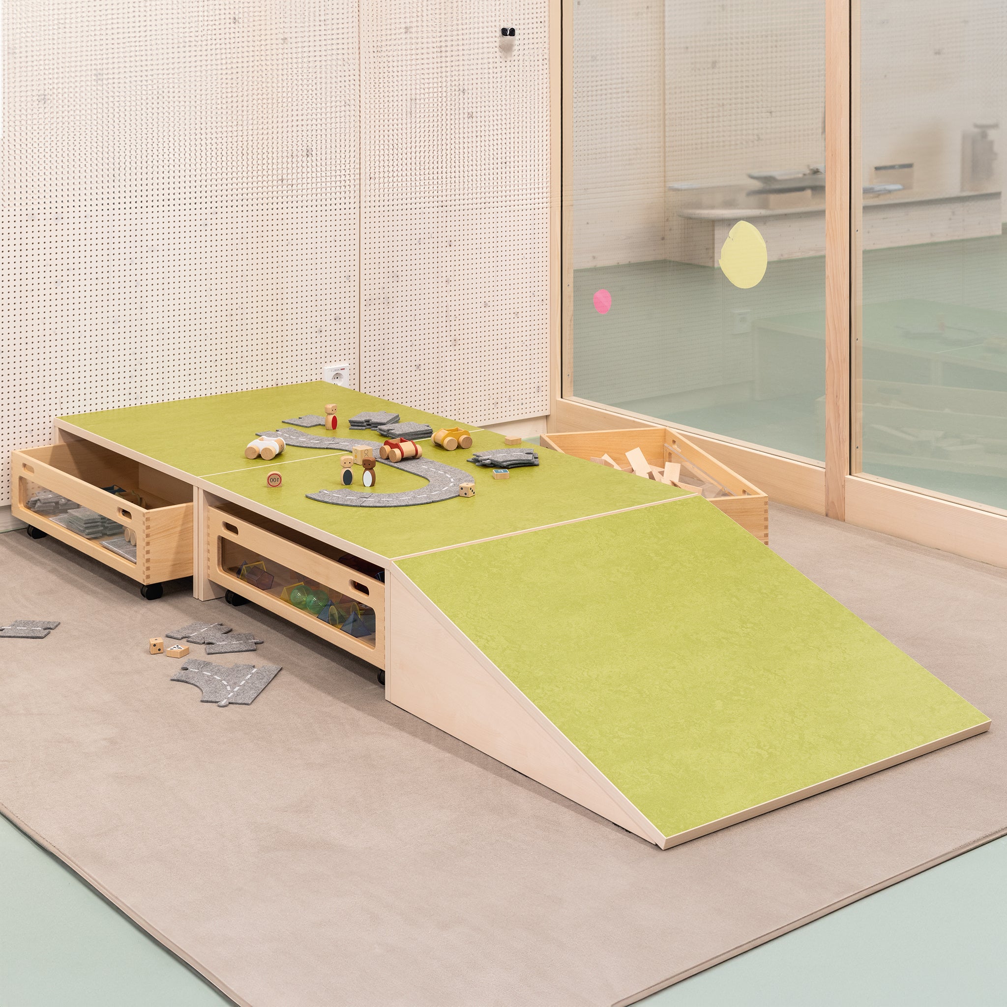 Podest mit Rampe Kita