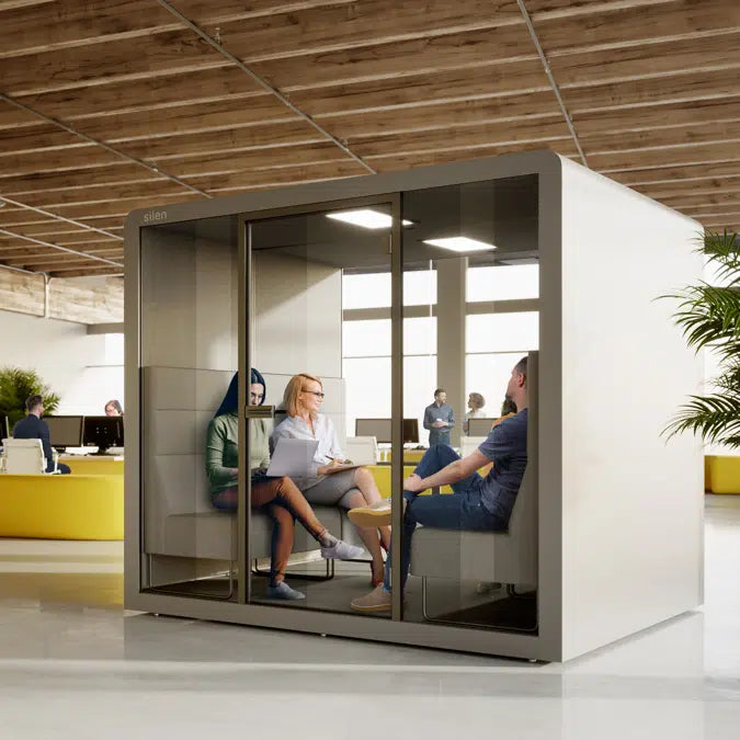 Silent Space Raum in Raum Loesung mit grossen Glaswaenden und heller Innenausstattung – modulare Akustikkabine fuer Meetings, Telefonate oder Einzelarbeit im Buero