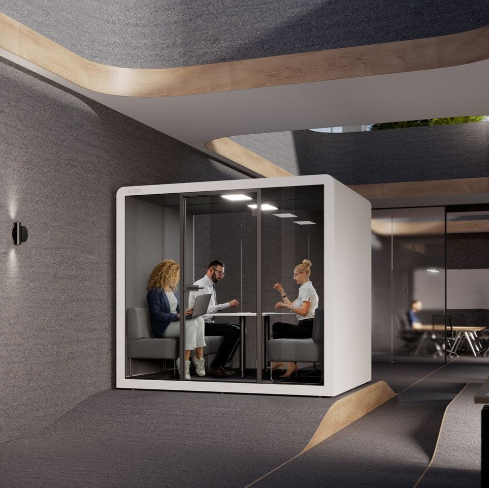 Silent Space Raum in Raum Loesung mit moderner Glasfassade und hell gestaltetem Innenraum – multifunktionale Akustikbox fuer Teamarbeit, Videocalls oder ruhiges Arbeiten im Buero
