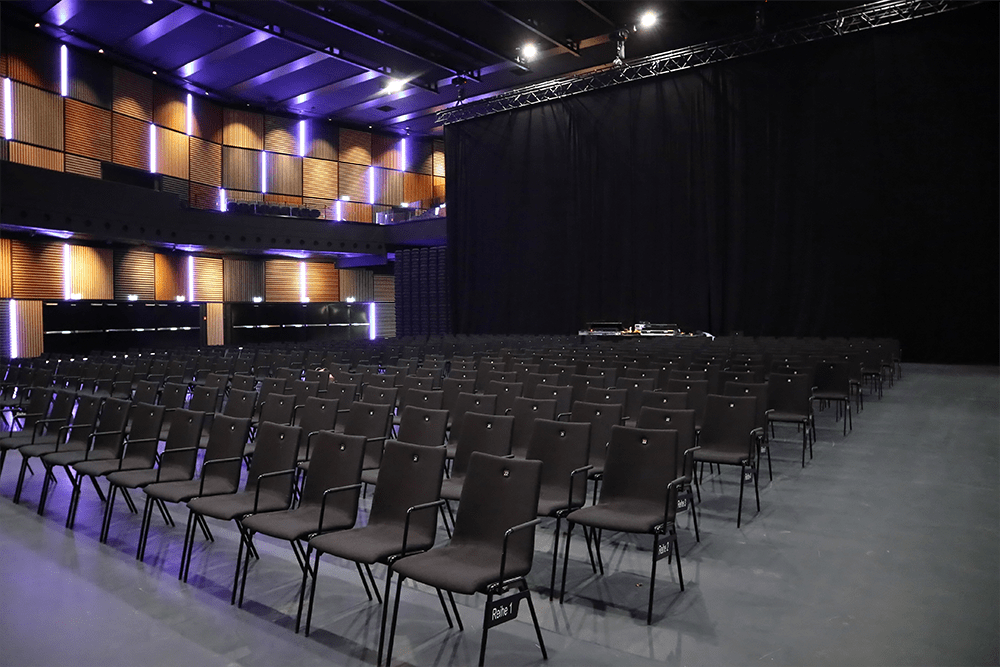 Rosconi-Produkte im Einsatz: Moderne Büromöbel, darunter komfortable Stühle und funktionale Tische, die eine produktive und ästhetische Arbeitsumgebung schaffen, präsentiert von Kibemo