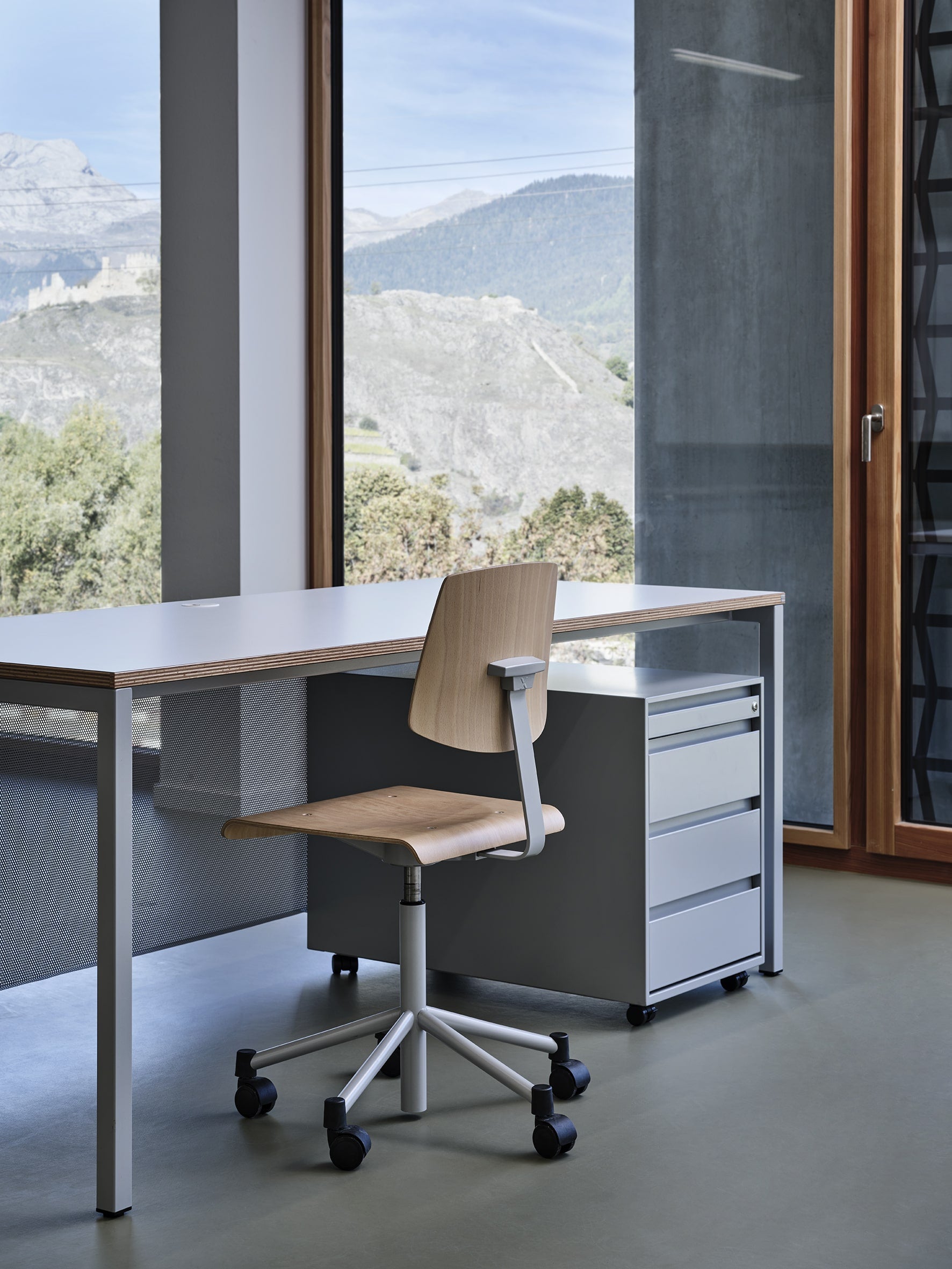 Moderne Büroeinrichtung mit ergonomischen Stühlen, funktionalen Schreibtischen und stilvollen Aufbewahrungslösungen, ideal für effizientes Arbeiten in professionellen Büroumgebungen, präsentiert von Kibemo.