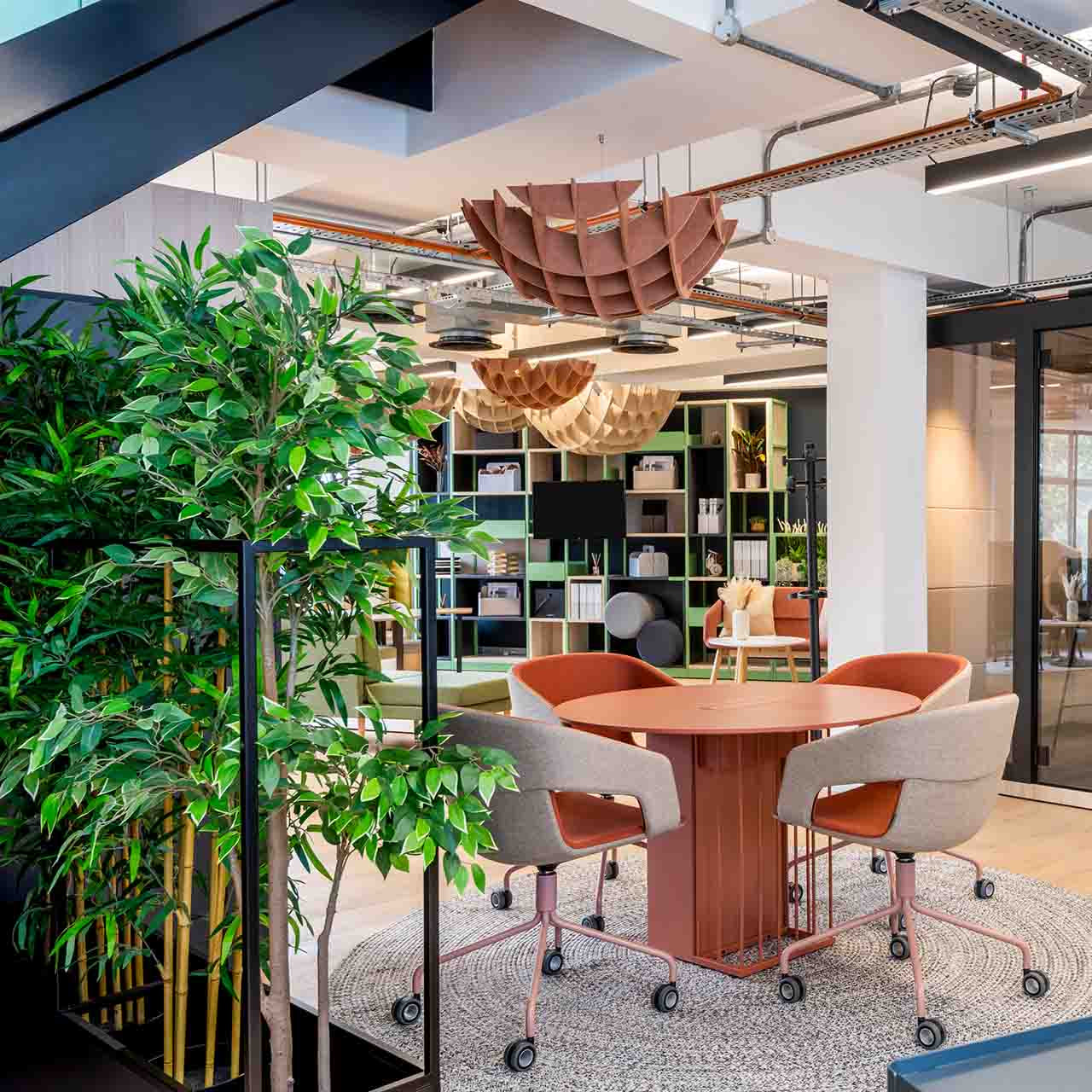 Schallabsorber Decke aus PET-Filz und Besprechungsbox im Hintergrund