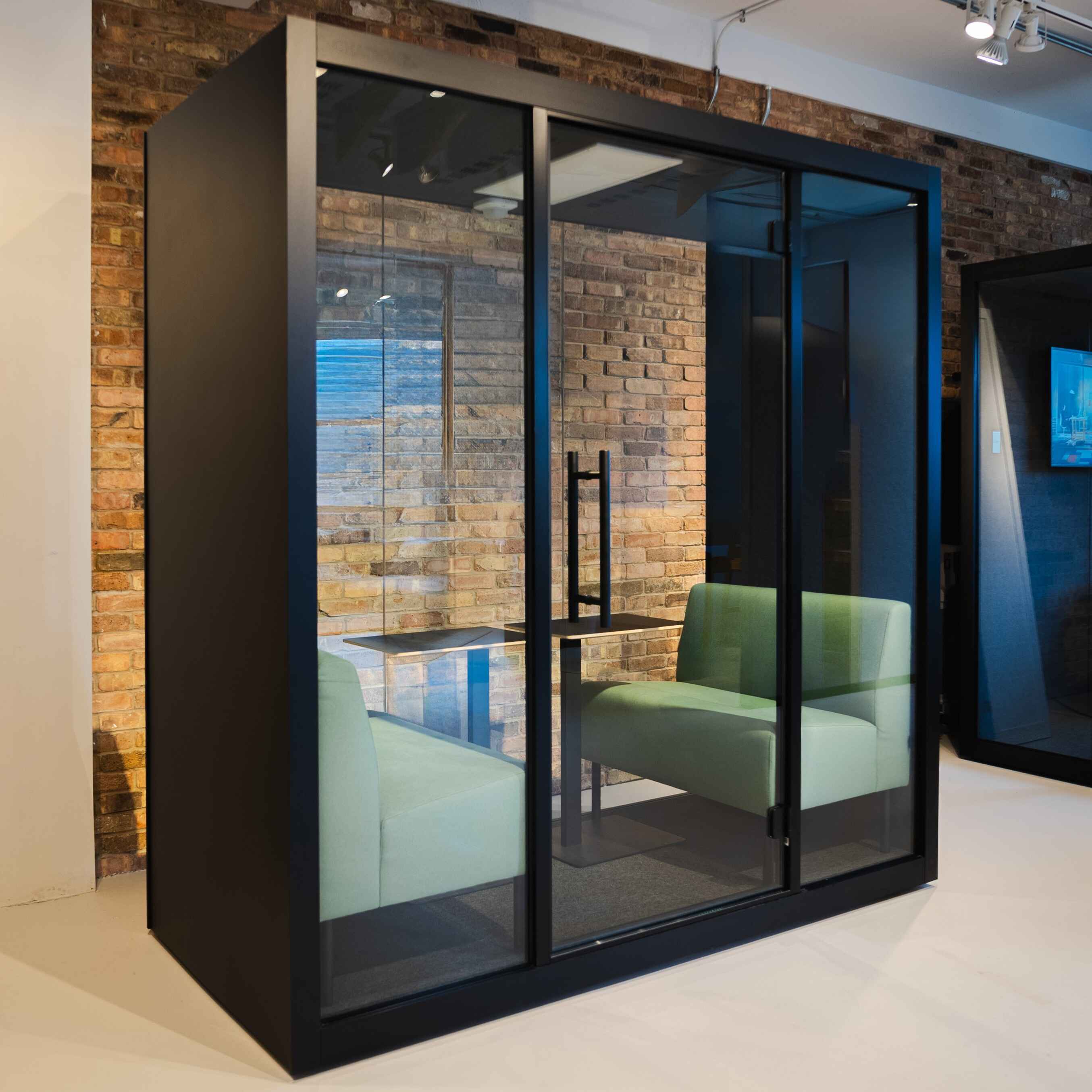 Chatbox Duo Schallschutzkabine mit ergonomischem Interieur, Stromanschluessen und Belueftung – ideale Loesung fuer ruhige Meetings und kreative Zusammenarbeit im modernen Buero