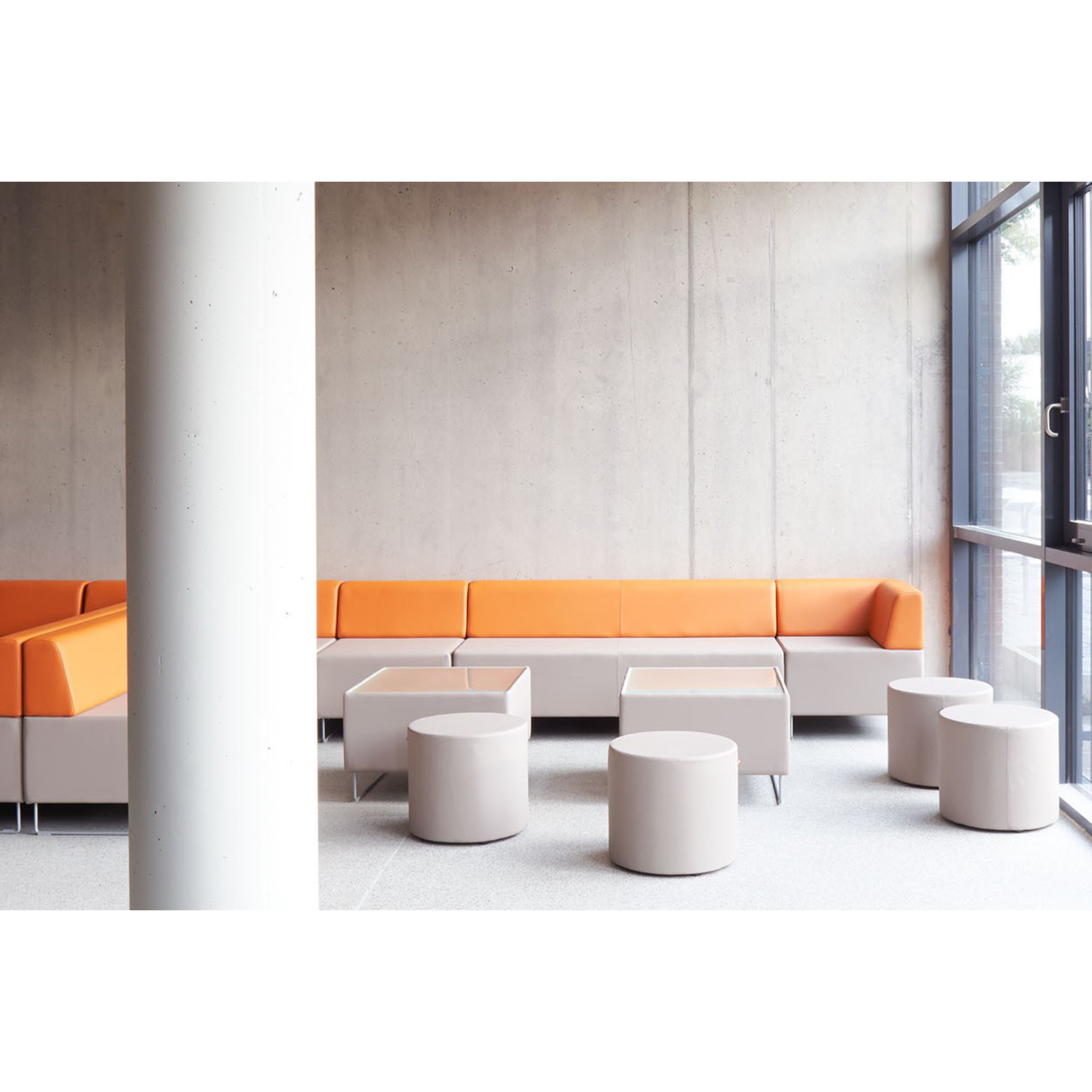 Schullounge mit Tisch Glasplatte