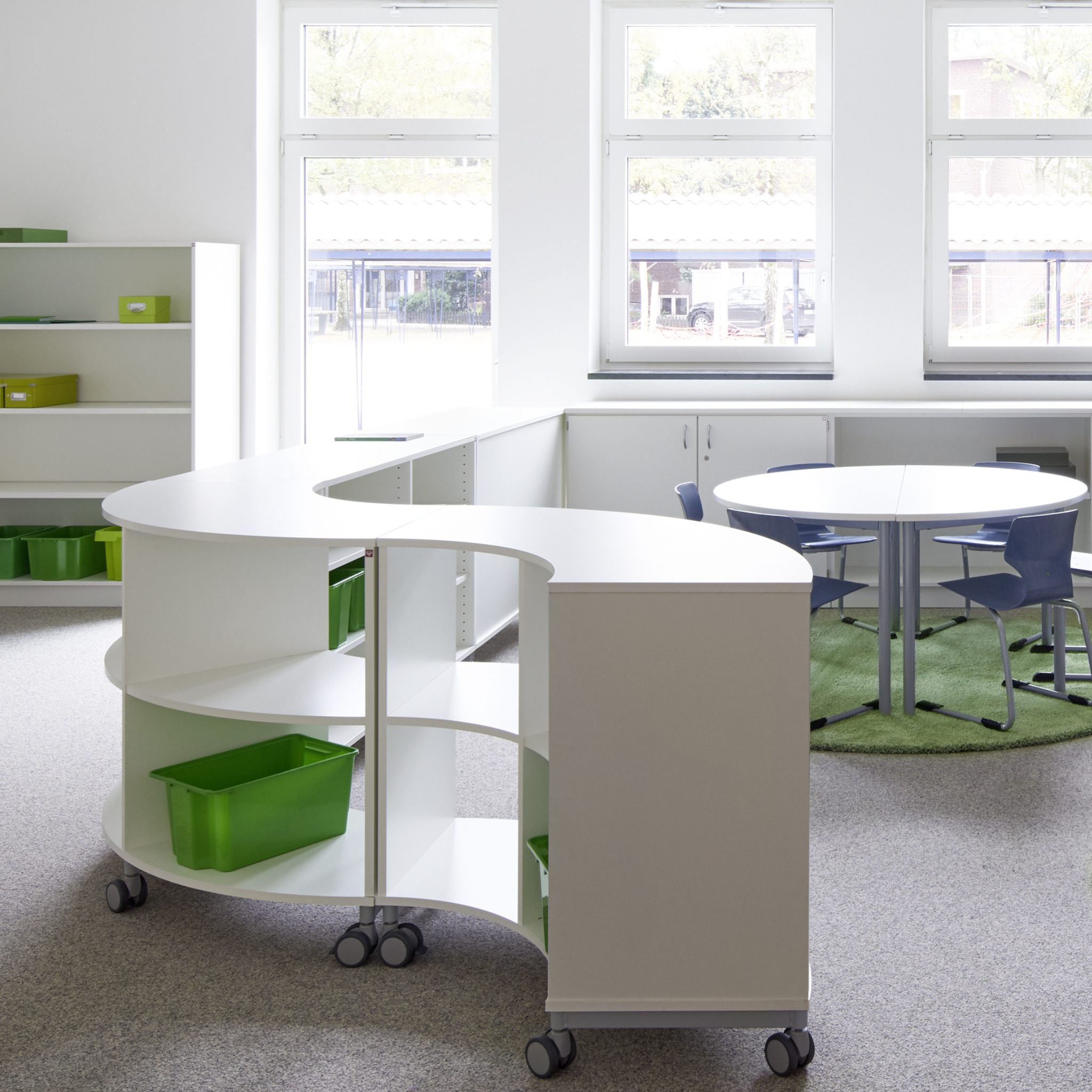 Gebogenes Schulregal fahrbar Klassenzimmer