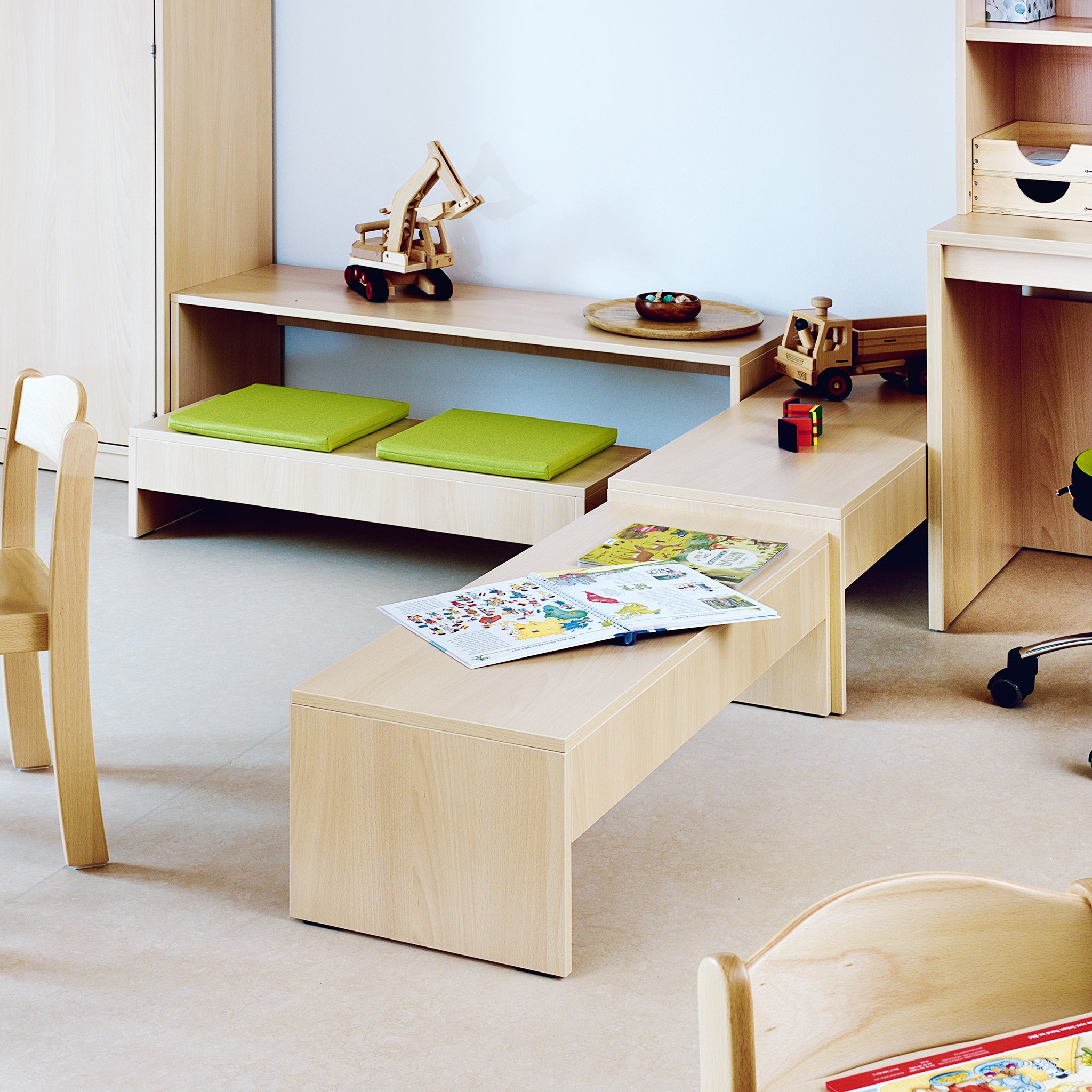Sitzbänke für Gruppenraum Kindergarten