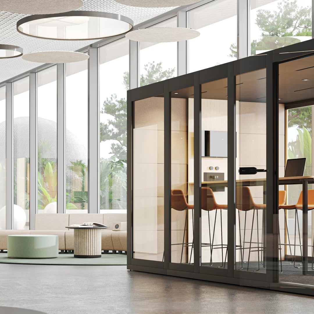 Moderner Sitzungsraum mit einem Raumin-Raum-System, ausgestattet mit stilvollen Moebeln, ergonomischen Stuehlen und schallisolierenden Waenden, ideal fuer produktive Meetings in Bueroumgebungen, praesentiert von Kibemo