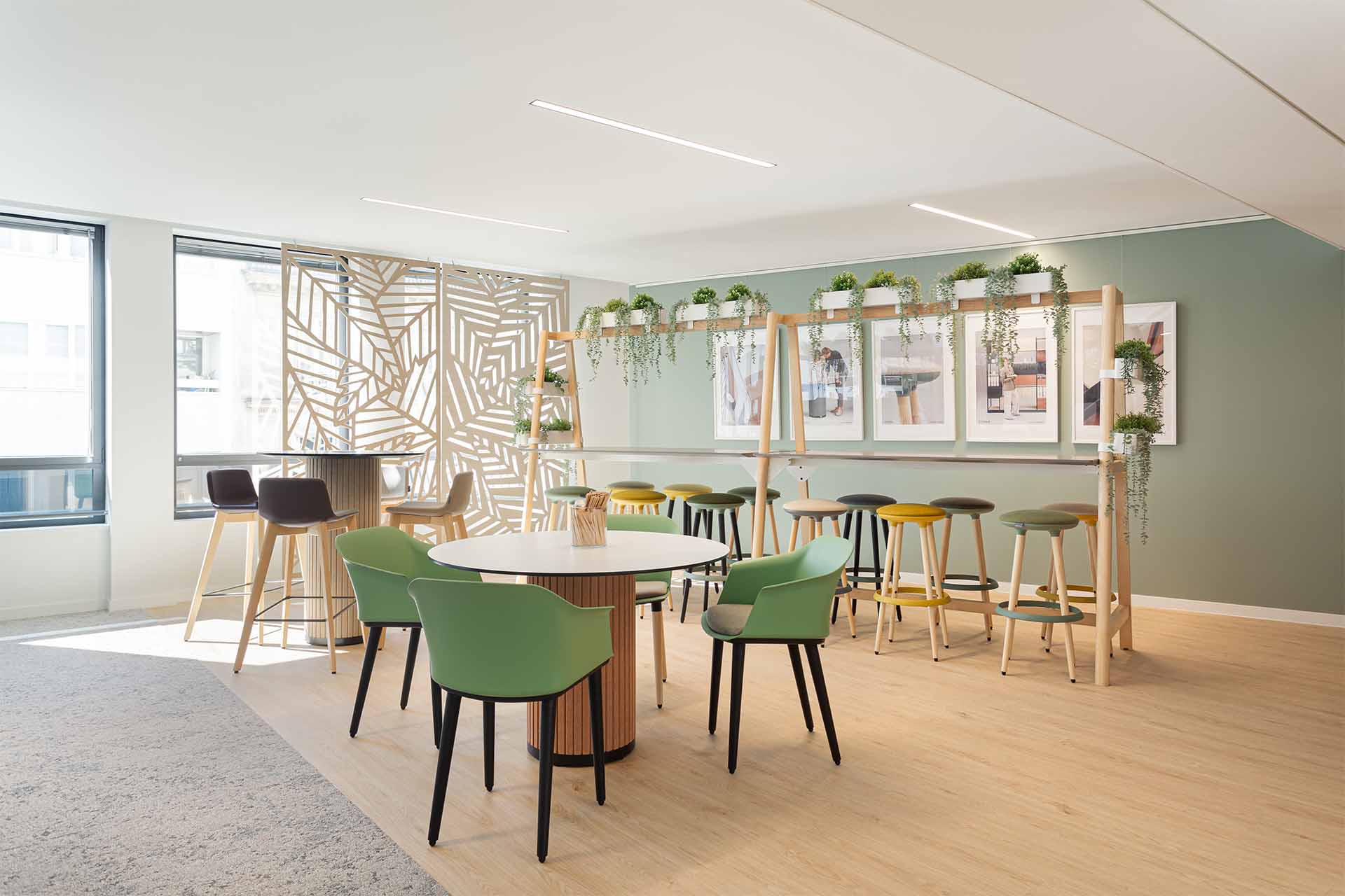 Moderner Bueroarbeitsplatz mit ergonomischen Stuehlen, funktionalen Schreibtischen und stilvollen Aufbewahrungssystemen, gestaltet fuer eine produktive und komfortable Arbeitsumgebung, praesentiert von Kibemo