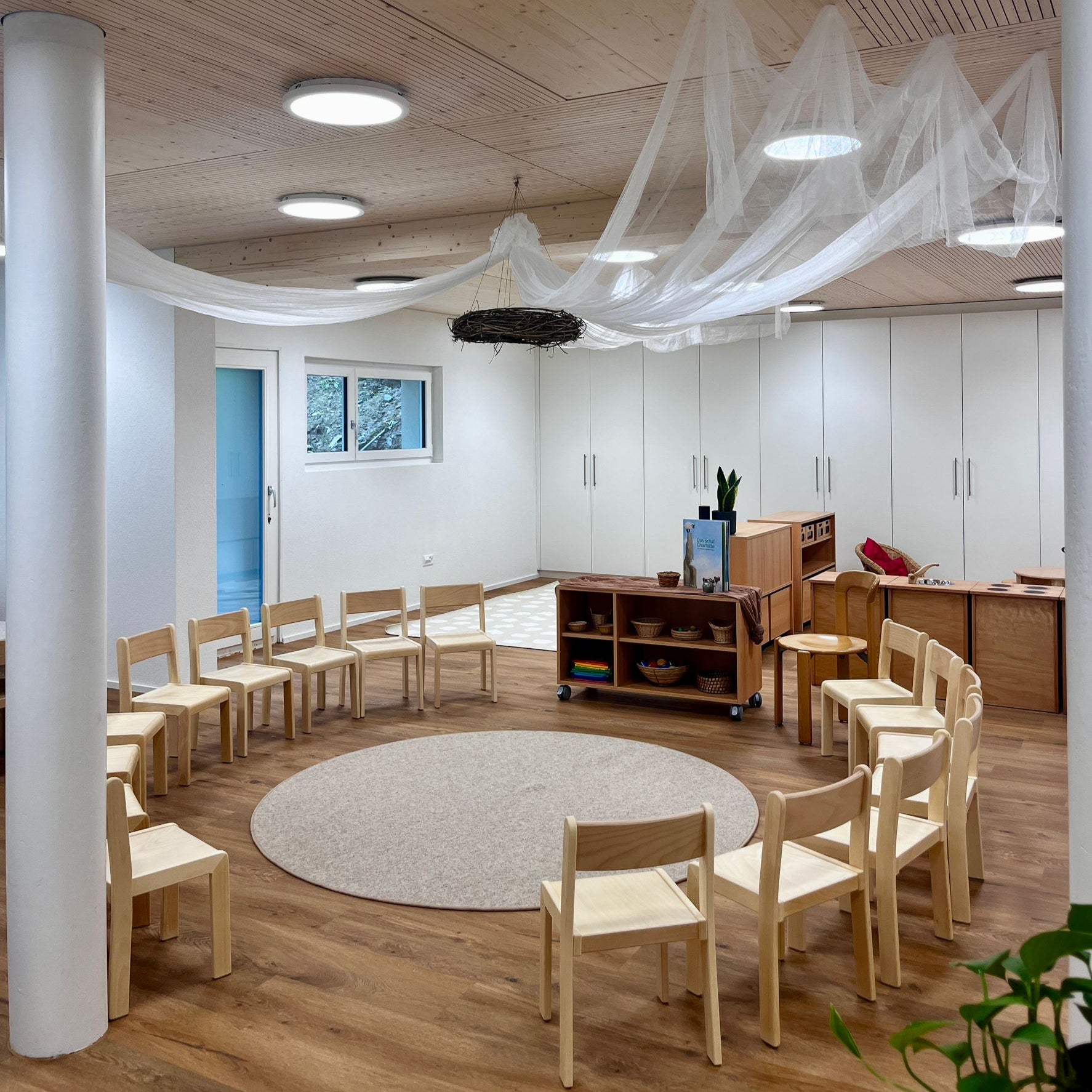 Sitzkreis Kindergarten mit Kindergartenstuehle mit rundem Spielteppich Kiga