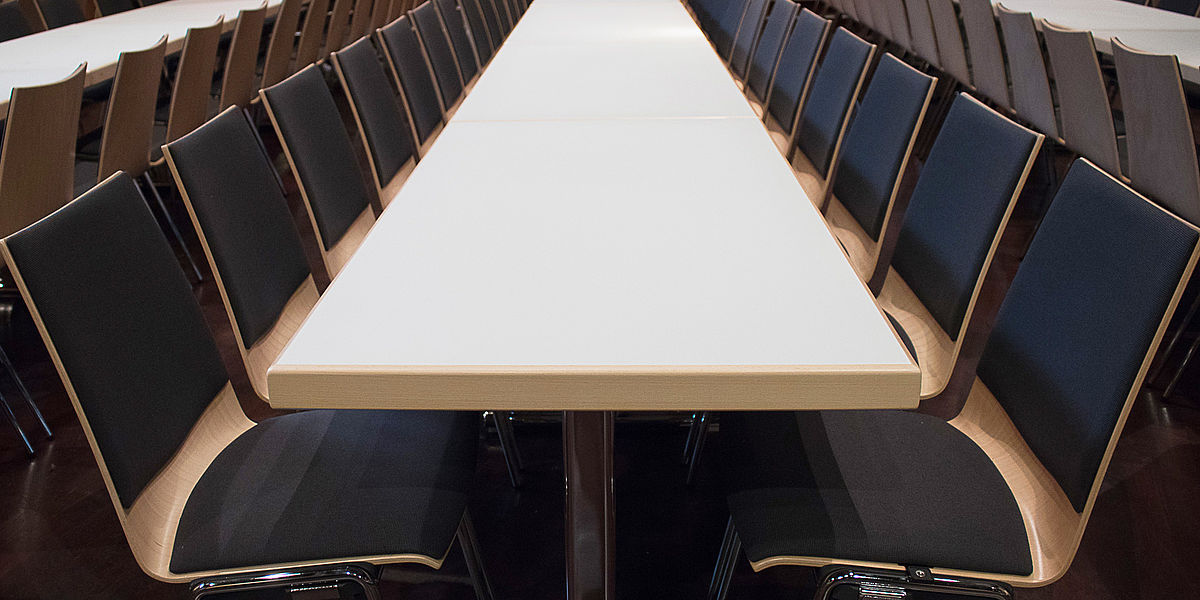 Hochwertige Stapelstühle mit ergonomischer Form, ideal für flexible Nutzung.