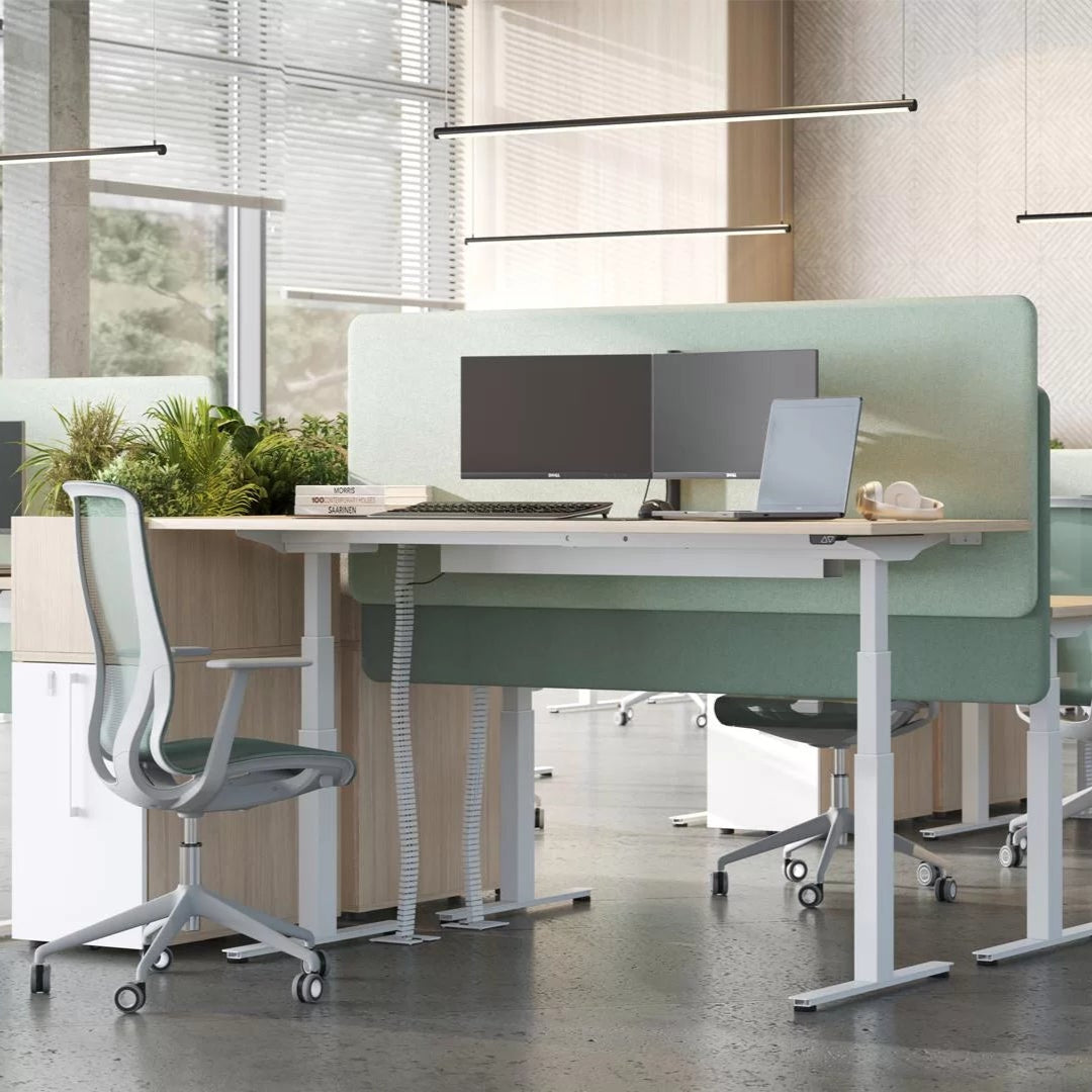 Elektrisches Stehpult mit großem Verstellbereich, ideal für moderne Büros.