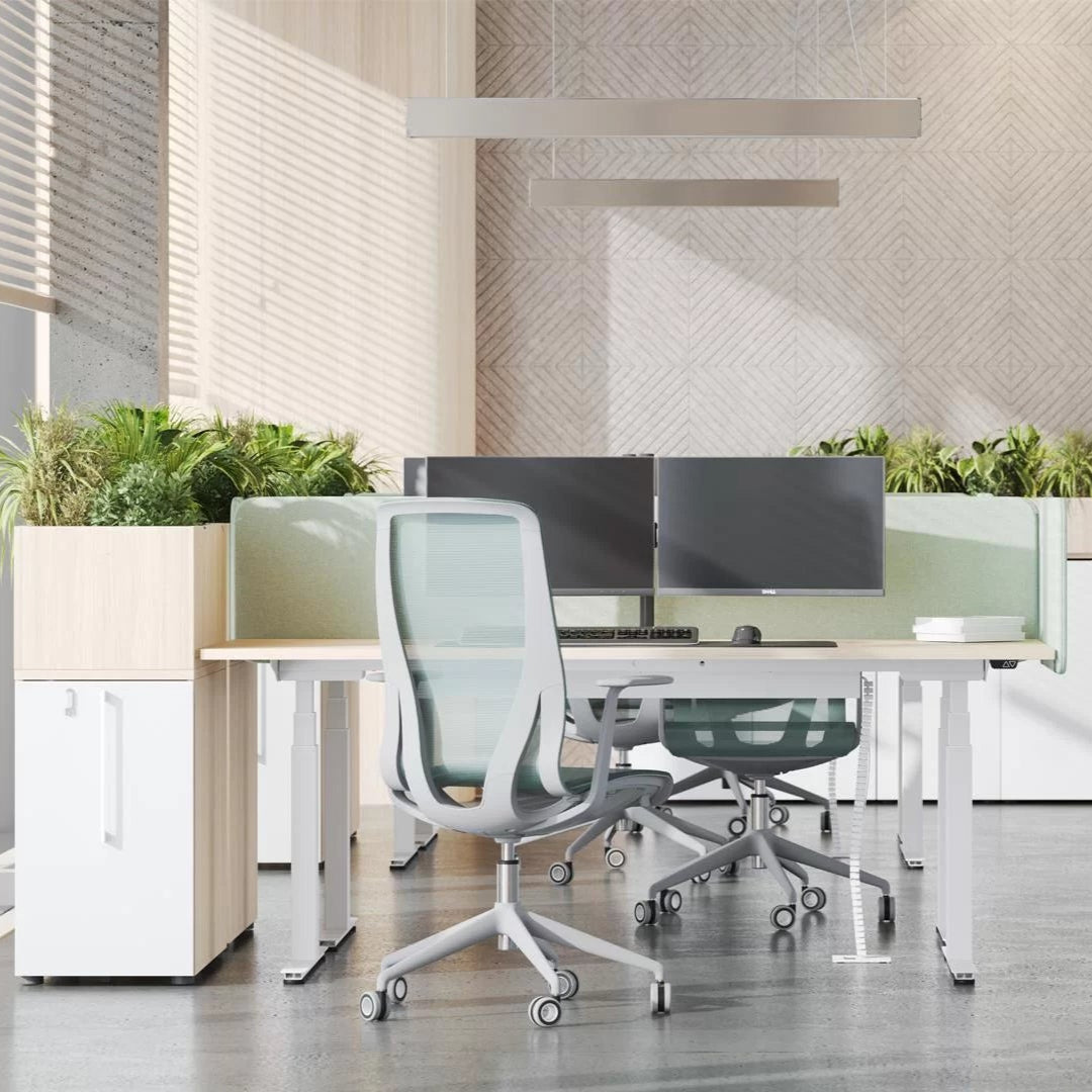 Stehpult mit einfacher Bedienung und Antikollisionssensoren für maximale Sicherheit.