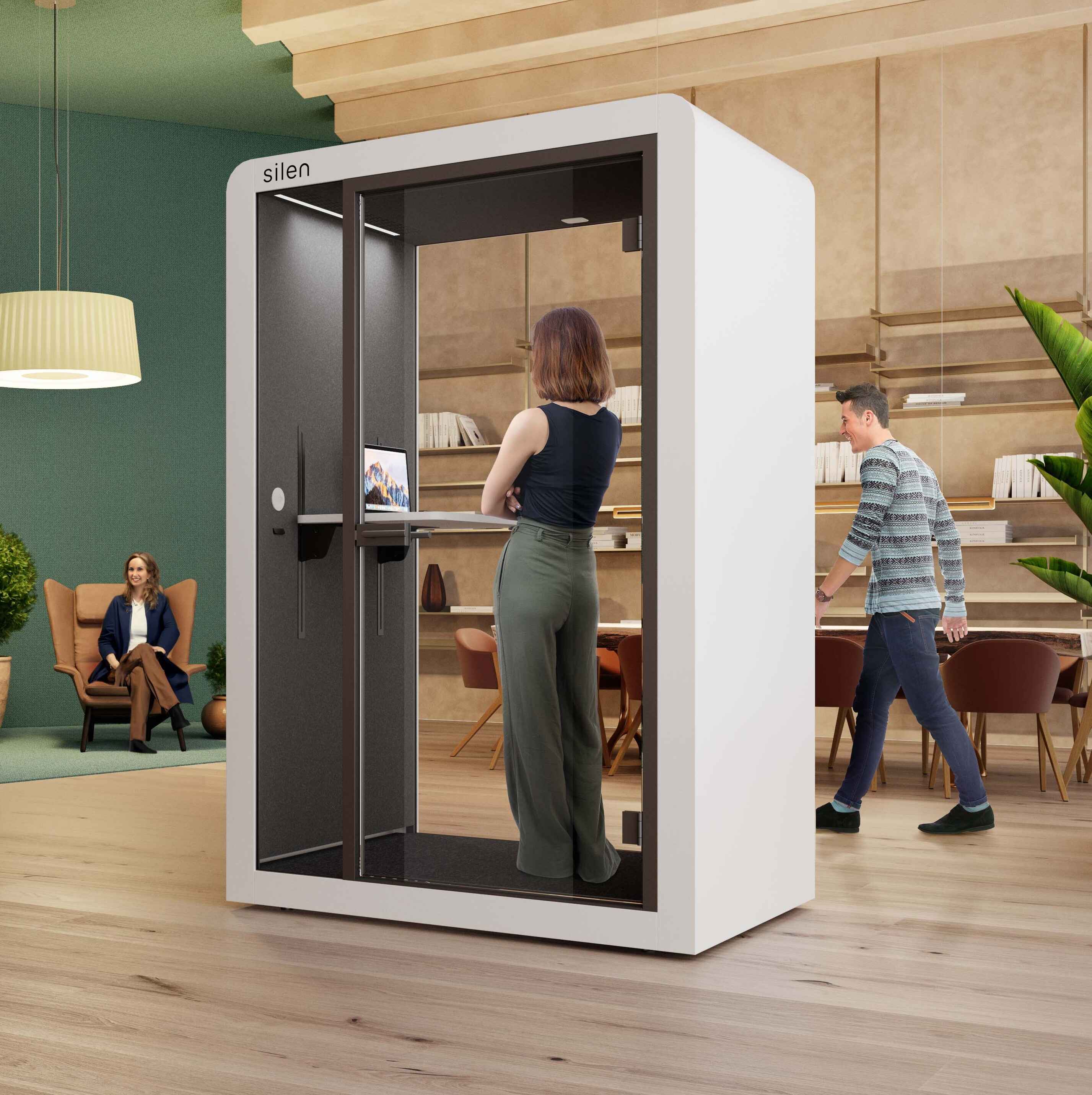 Silen Space Telefonkabine Maxi im modernen Buero mit grosser Glasfront und hellem Interieur – schallreduzierte Kabine fuer konzentriertes Arbeiten und vertrauliche Gespraeche