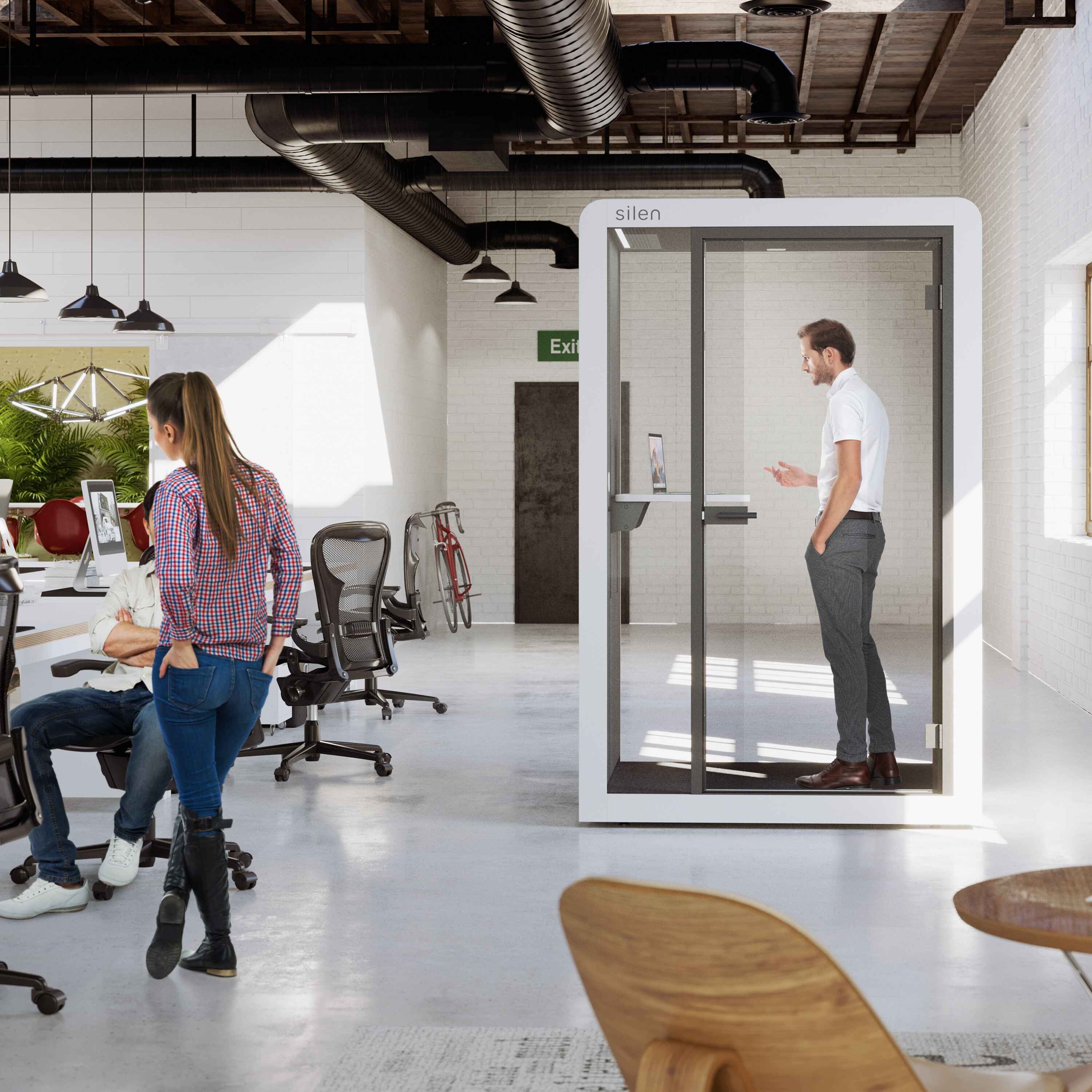 Zwei Personen arbeiten in der Silen Space Telefonkabine Maxi – schallisolierter Raum mit Tisch und Polstermoebeln fuer Meetings oder konzentriertes Arbeiten im Buero