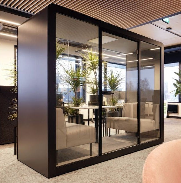 Silen Space 2 Buerobox mit zwei Sitzplaetzen, Tisch und Glasfront – schallisolierte Kabine fuer vertrauliche Gespraeche und effiziente Zusammenarbeit im Buero