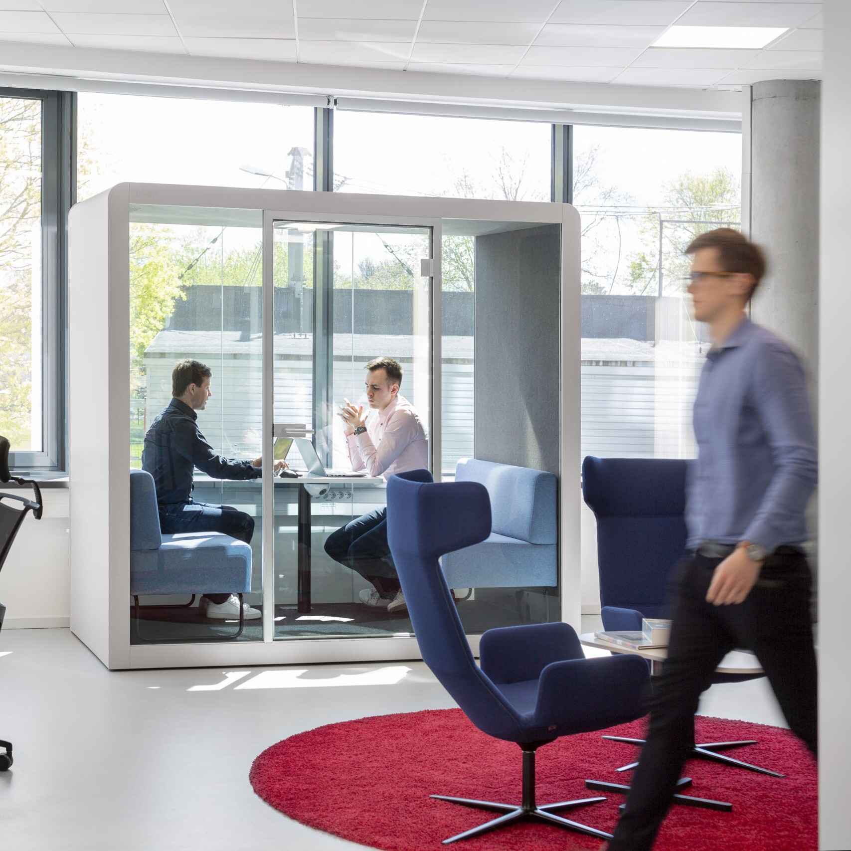 Weisse Silen Space Buerobox mit grossen Glaswaenden und modernem Design – akustisch optimierte Kabine fuer produktive Teamarbeit und ruhige Gespraeche im Buero