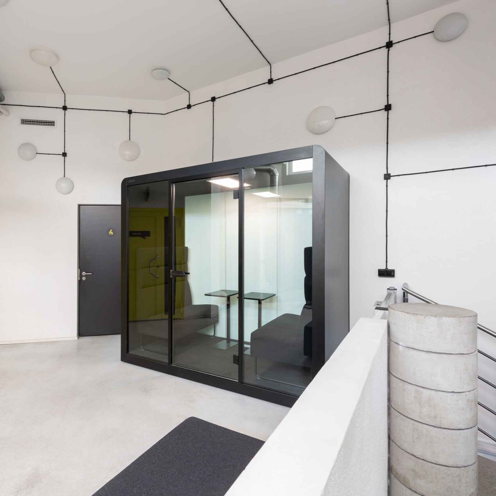 Silen Space Buerobox mit schallisolierter Struktur und lichtdurchfluteter Glasfront – moderne Akustikloesung fuer ungestoerte Besprechungen und ruhiges Arbeiten im Grossraumbuero