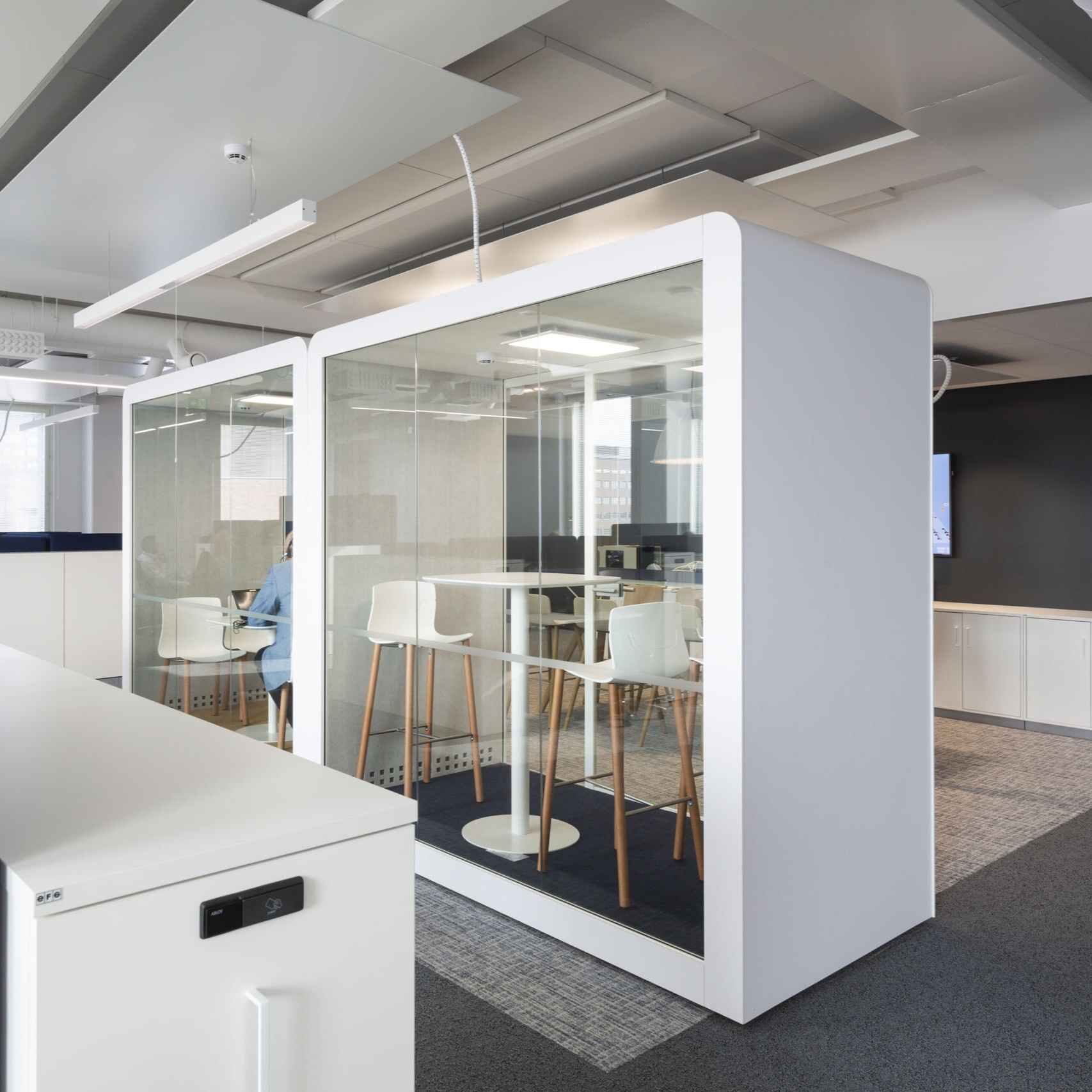 Zwei Personen arbeiten in der Silen Space Buerobox – schallisolierte Kabine mit Tisch und Sitzgelegenheiten fuer vertrauliche Gespraeche und fokussiertes Arbeiten im Buero