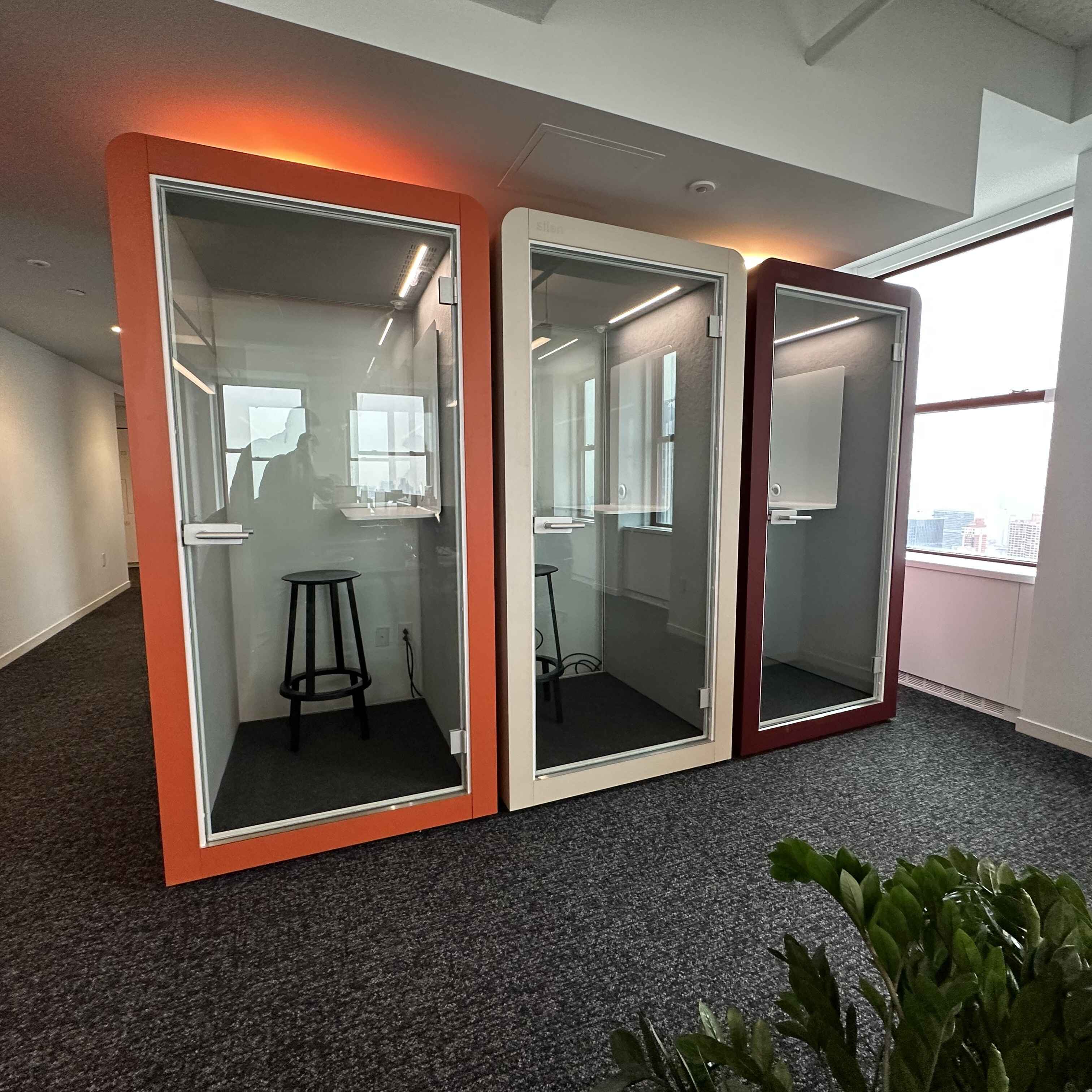 Weisse Silen Space Telefonkabine mit Glasfront und minimalistischem Design – schallreduzierte Einzelkabine fuer Telefonate und ruhiges Arbeiten in modernen Bueros